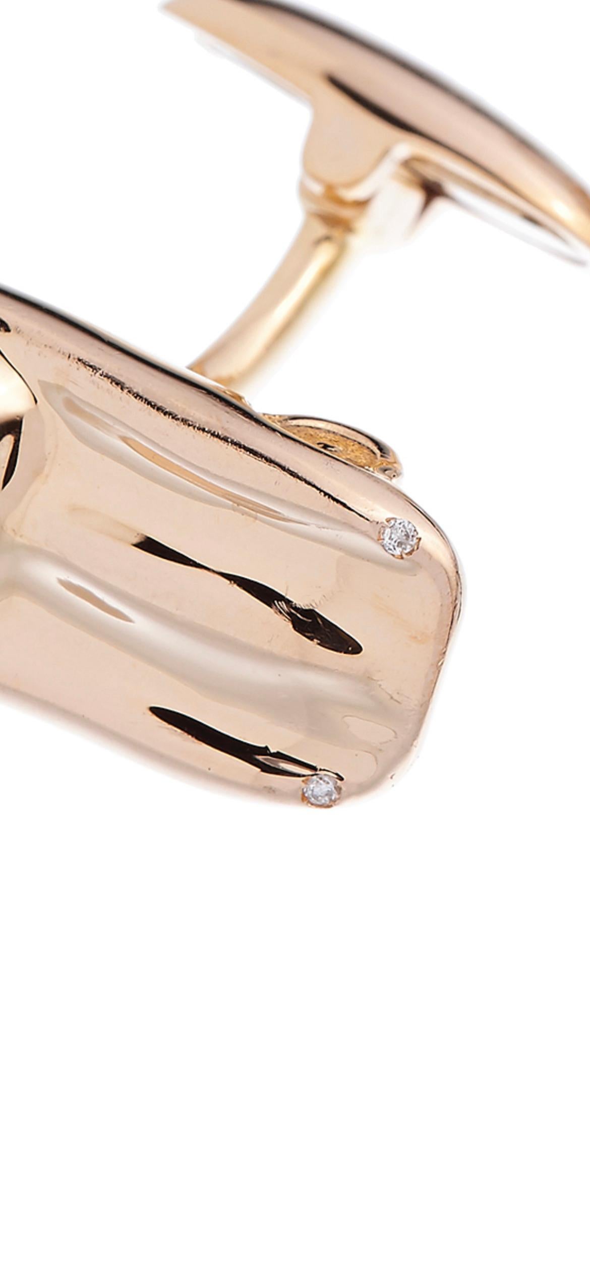18K Rose White Gold Diamanten Made in Italy Jaguar E Type Cosmic Design Manschettenknöpfe.
Die Manschettenknöpfe Jaguar E Type sind aus 18 Karat Rosé- und Weißgold gefertigt und mit 4 Diamanten, Farbe F, Vvs, Gesamtgewicht 0,02 Karat, besetzt. Schon