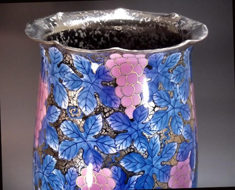 Exquisite contemporary Japanese decorative porcelain vase, intricately platinum gilded and hand painted in blue and pink on an elegantly shaped body in black to create a transparent surface, a signed masterpiece by widely admired master porcelain