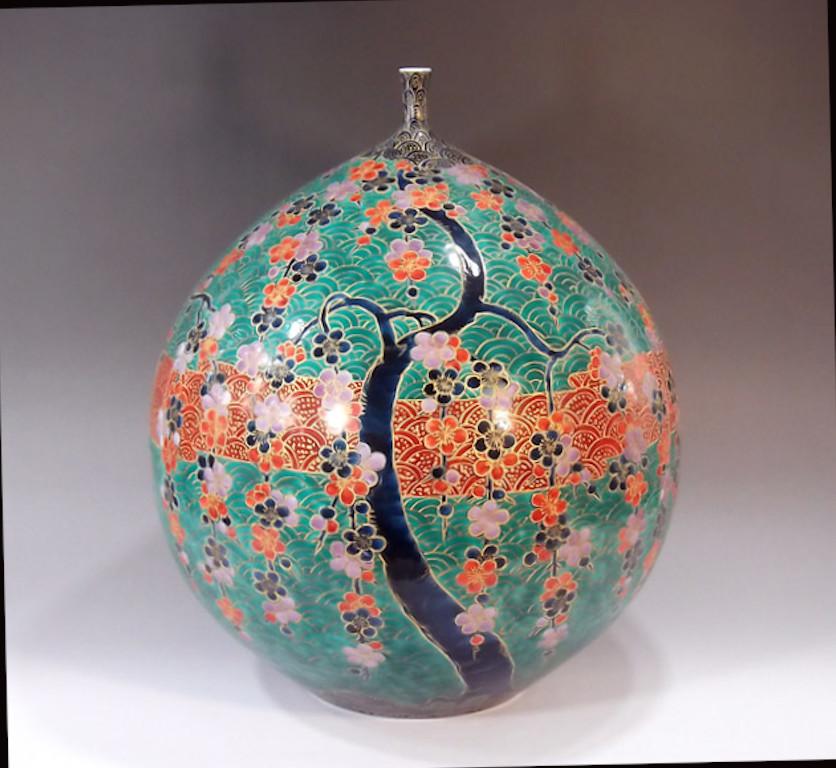 Contemporary Japanese Schwarz Rosa Blau Gold Porzellan Vase von Masterly Artist (Handbemalt) im Angebot