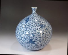 Zeitgenössische japanische Vase aus blau-weißem Porzellan von Meisterkünstler, 2