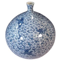 Vaso contemporaneo giapponese in porcellana bianca e blu di un maestro artista, 2