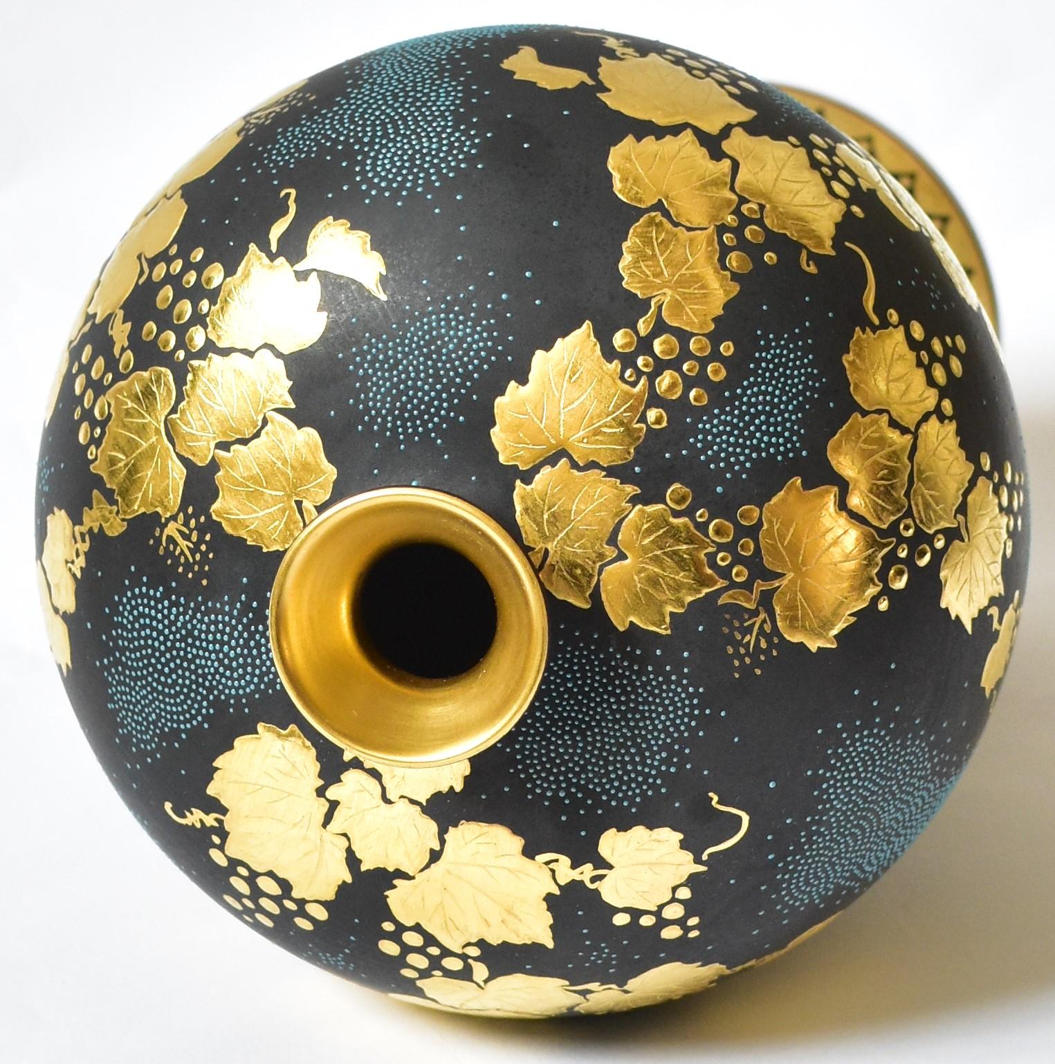 Zeitgenössische japanische Vase aus blauem, schwarzem und goldenem Porzellan von Meisterkünstler, 2 (Japanisch) im Angebot