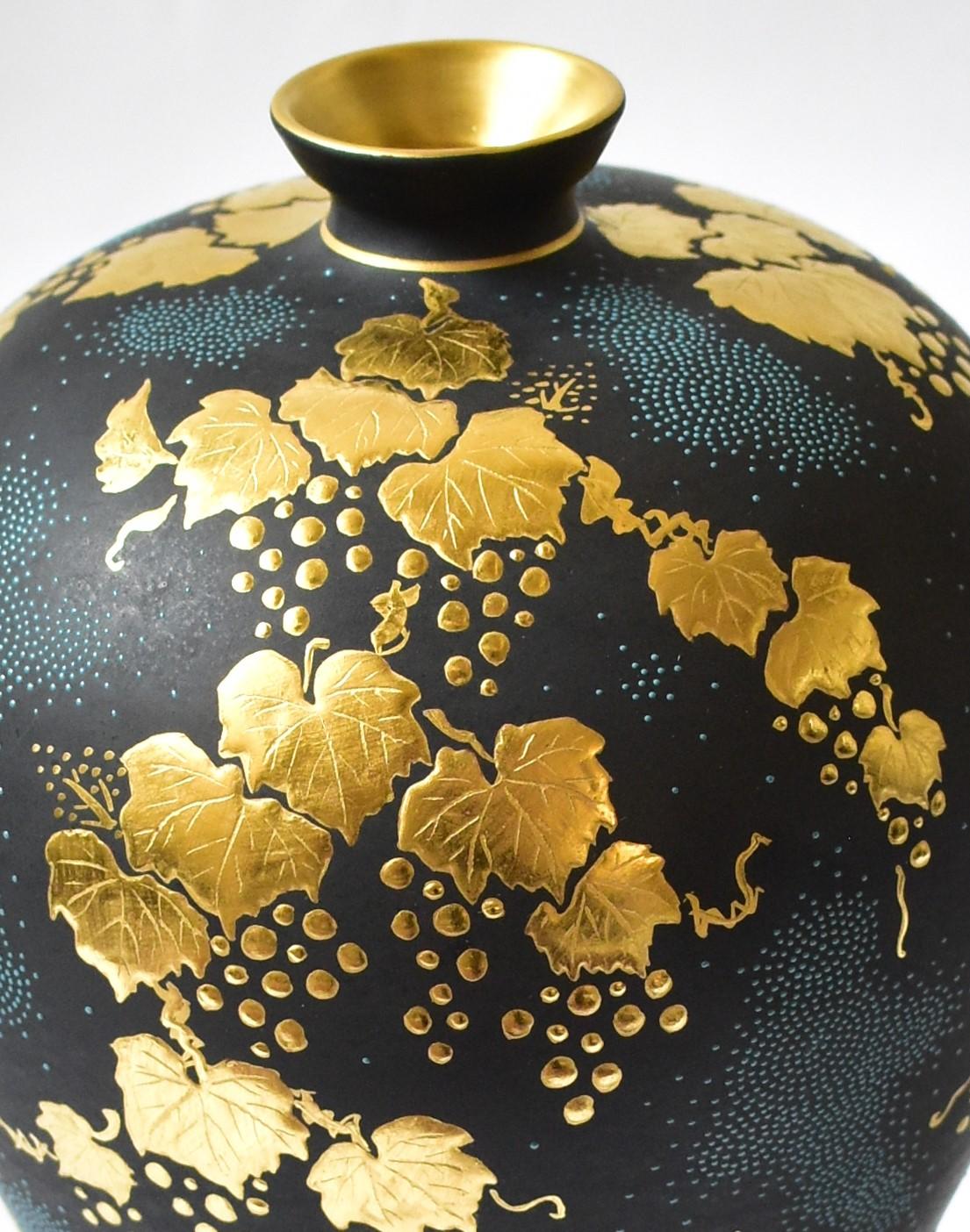 Zeitgenössische japanische Vase aus blauem, schwarzem und goldenem Porzellan von Meisterkünstler, 2 (Handbemalt) im Angebot