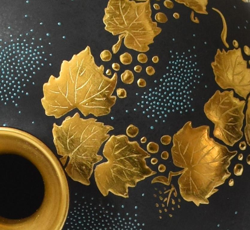 Zeitgenössische japanische Vase aus blauem, schwarzem und goldenem Porzellan von Meisterkünstler, 2 (Meiji-Periode) im Angebot