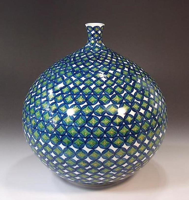 Peint à la main Vase japonais contemporain en porcelaine bleu, noir et vert par un maître artiste en vente