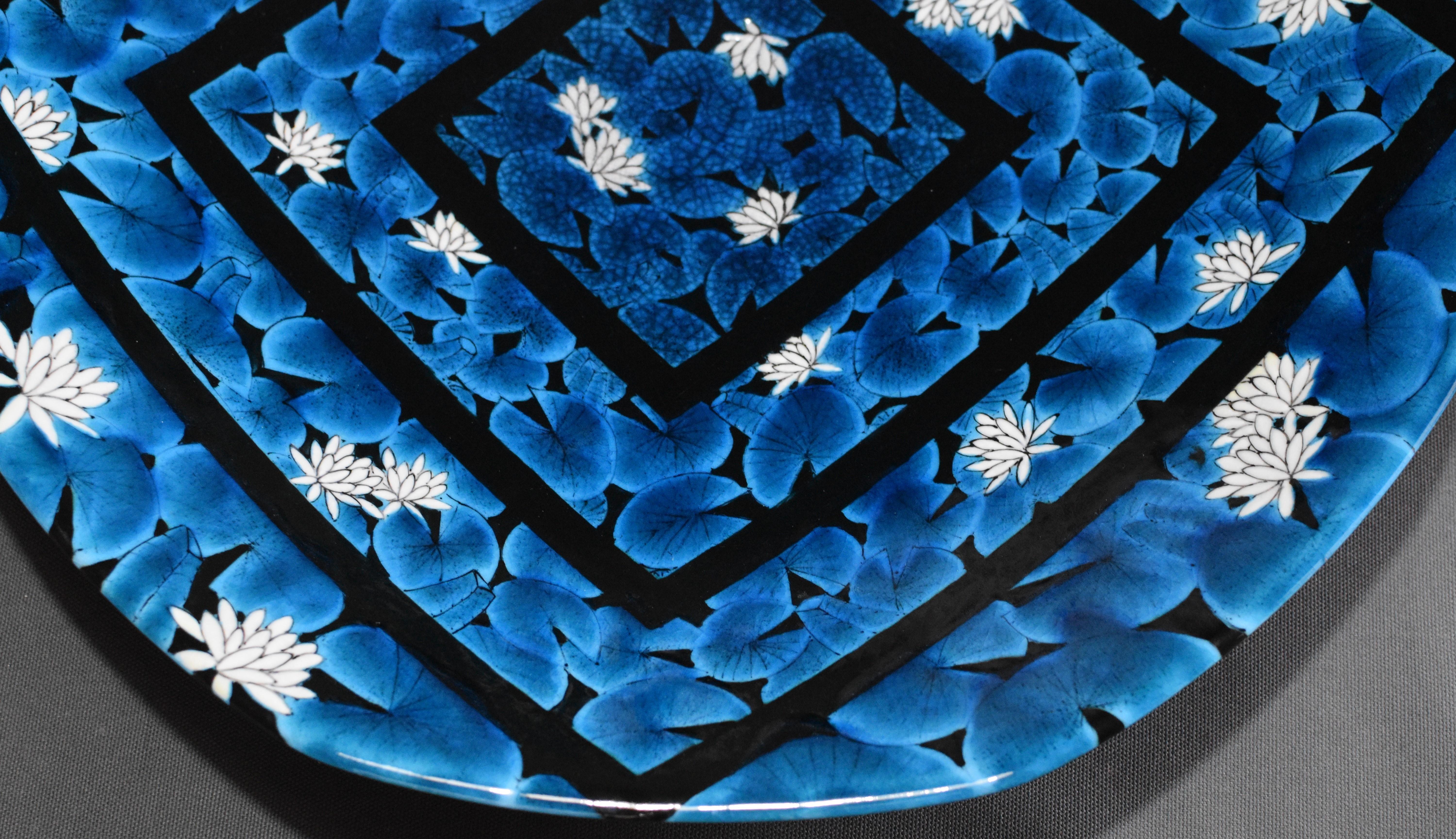 Japanische Vase aus blau-schwarzem Porzellan von einem zeitgenössischen Meisterkünstler (Handbemalt) im Angebot