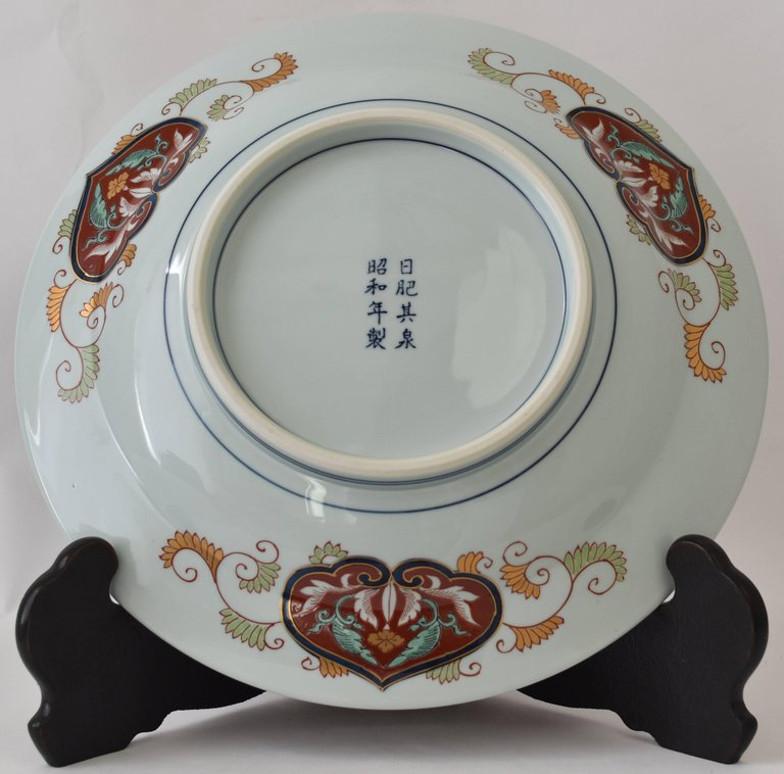 Ce magnifique plateau en porcelaine dorée contemporaine, de forme unique, aux couleurs bleu, rouge et or, a été fabriqué dans un four renommé de la région d'Imari/One, dans le sud du Japon. Il appartient à une série désignée par le four comme ses