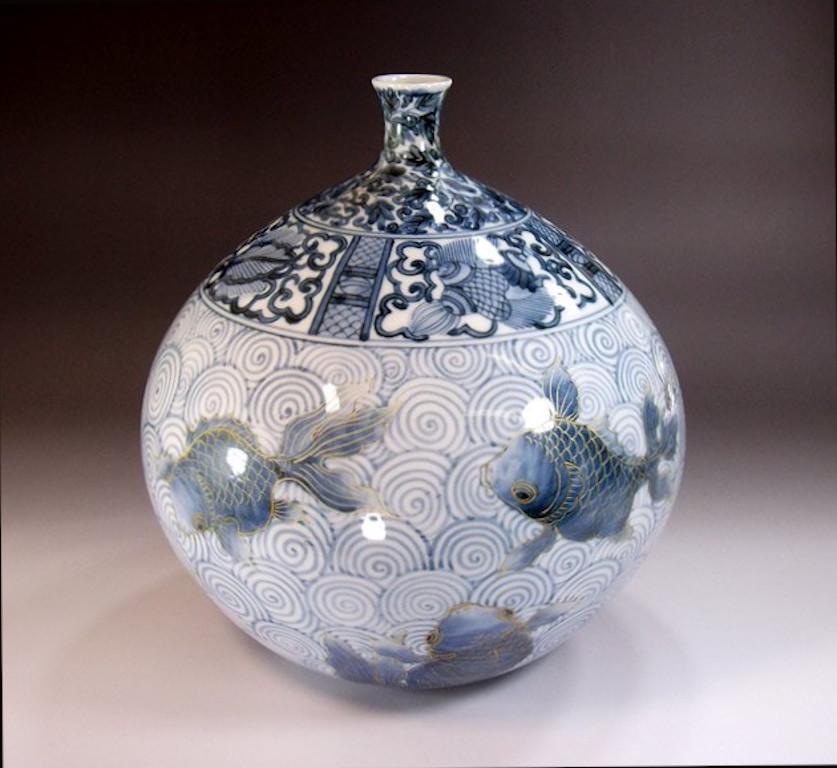 Japonais Vase japonais contemporain en porcelaine bleu-gris et or par un maître artiste en vente