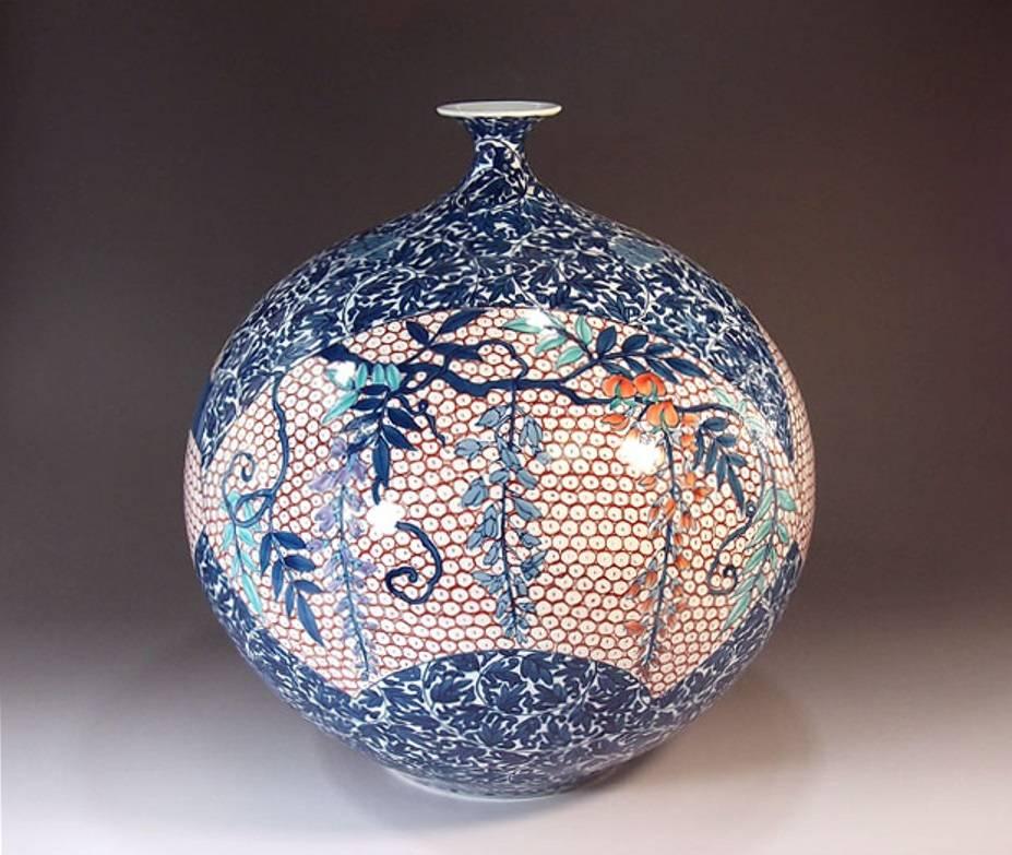 Hervorragende dekorative japanische Porzellanvase, handbemalt auf einem wunderschön geformten Fine Arita-Porzellankörper, mit drei attraktiven fächerförmigen Blumenfeldern, ein signiertes Werk des hoch angesehenen Porzellanmeisters und Empfängers