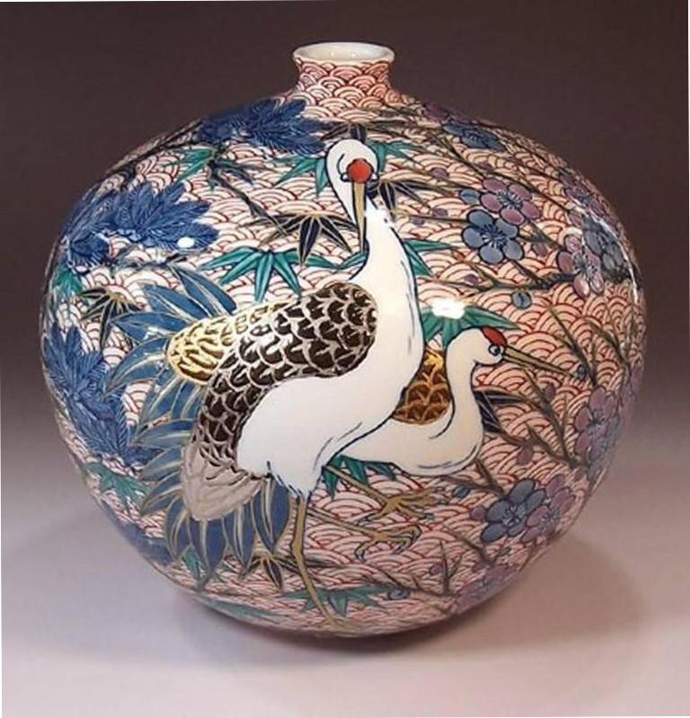 Zeitgenössische japanische Porzellanvase von Meisterkünstler:: blau-rot (Handbemalt) im Angebot