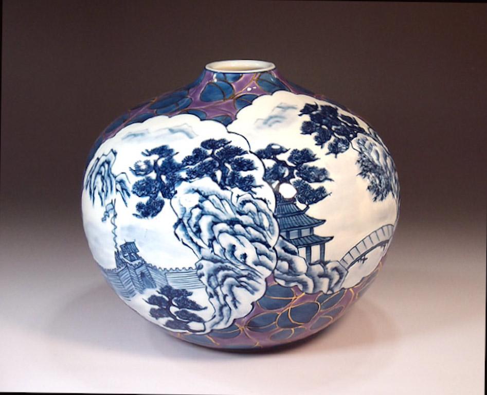 Zeitgenössische dekorative japanische Porzellanvase, aufwendig handbemalt in Blau, Weiß und Violett auf einem attraktiven Formkörper, ein signiertes Werk eines weithin anerkannten Porzellanmeisters der Imari-Arita-Region in Japan. Der Künstler hat