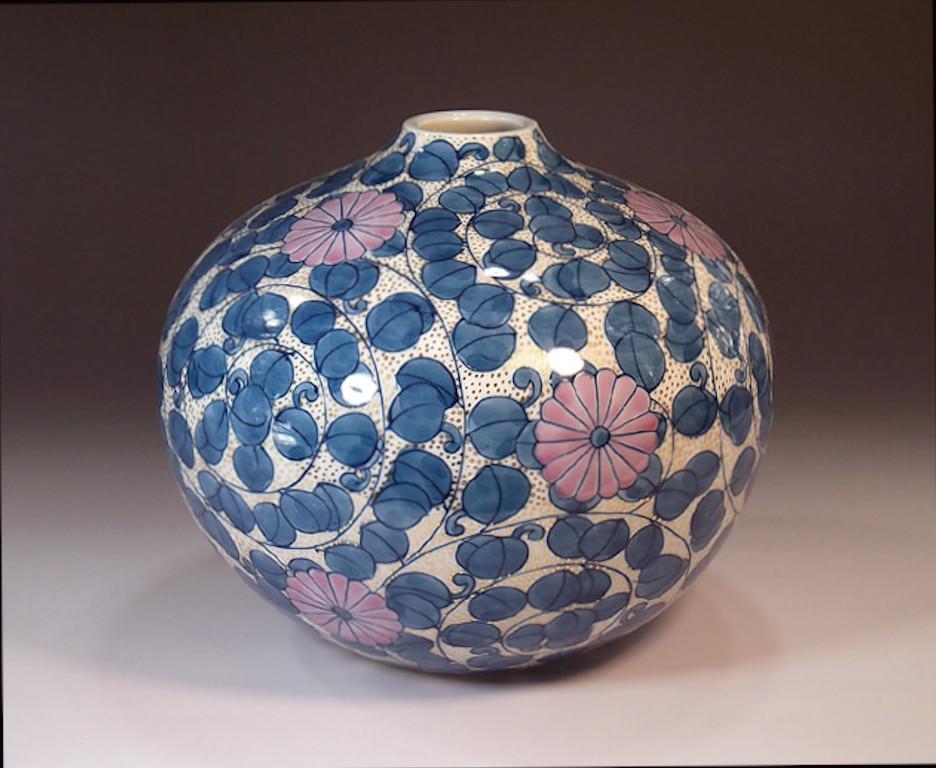 Zeitgenössische japanische Porzellanvase in Blau, Weiß und Lila von Meisterkünstler (Meiji-Periode) im Angebot