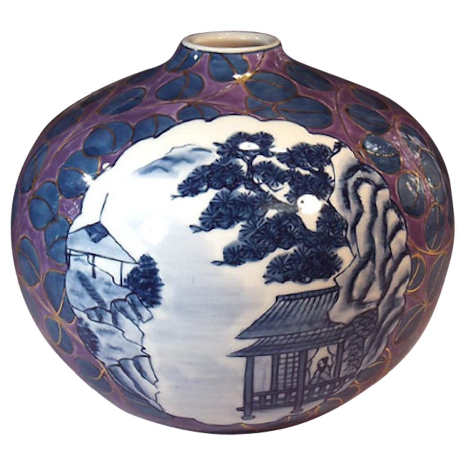 Vase japonais contemporain en porcelaine bleu, blanc et violet par un maître artiste