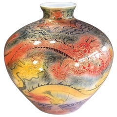 Zeitgenössische japanische Porzellanvase im Blau-Gelb-Rot-Gold-Stil von Meisterkünstler