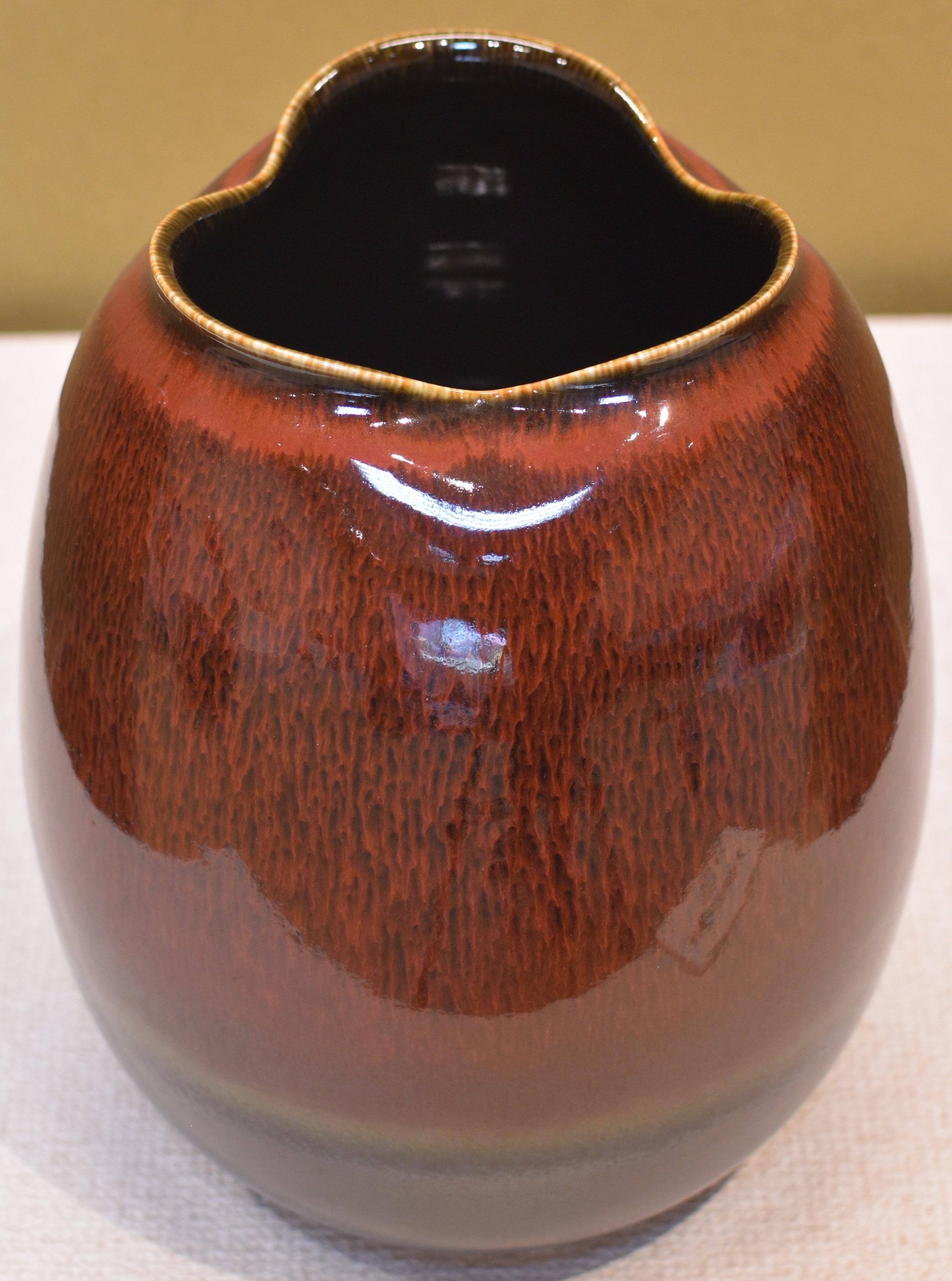 Japonais Vase japonais contemporain en porcelaine marron et noir vernissé à la main par un maître artiste en vente