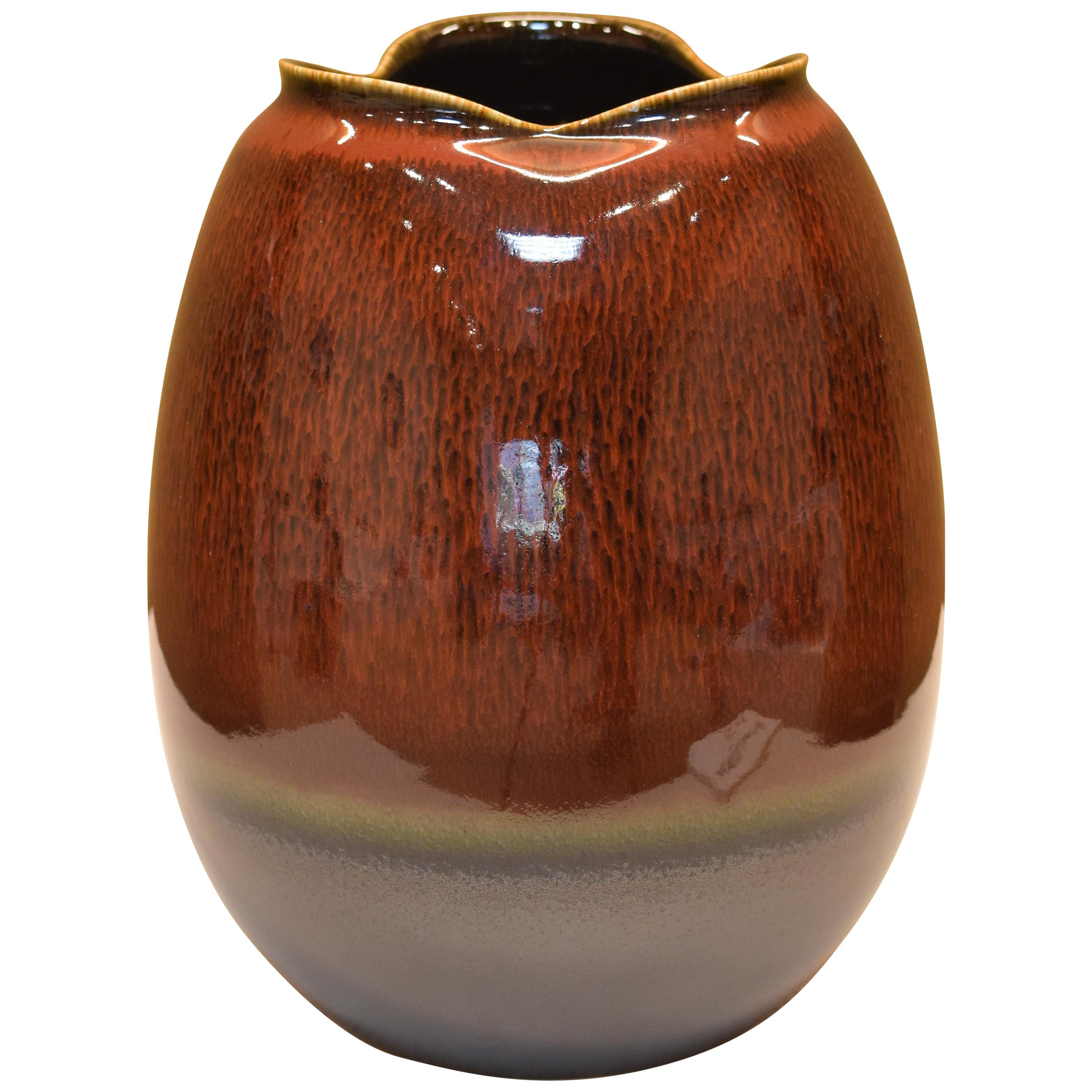 Vase japonais contemporain en porcelaine marron et noir vernissé à la main par un maître artiste en vente