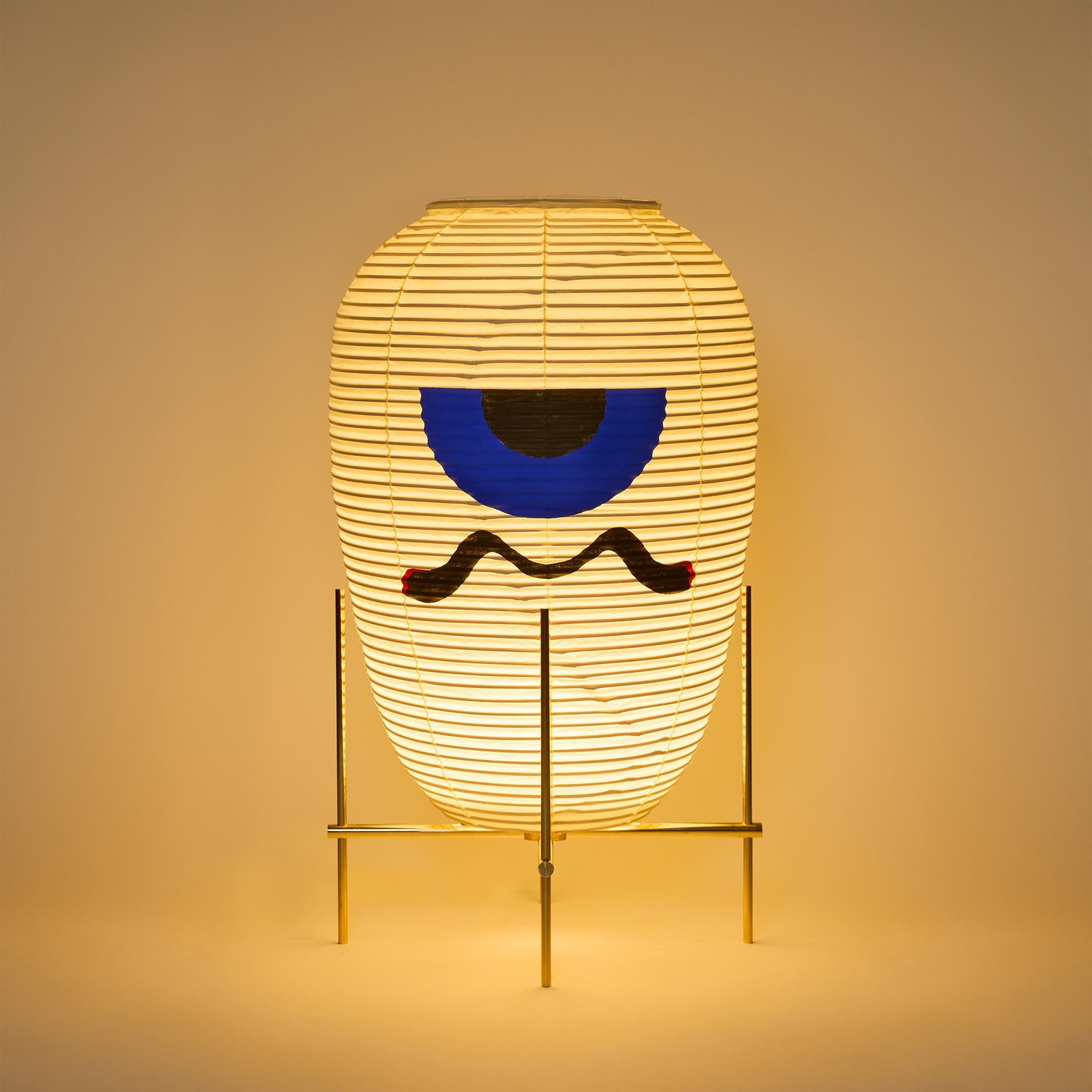 Nom : OBAKE UN
Lampe de sol à abat-jour en papier japonais Washi de style contemporain. L'abat-jour Washi est célèbre comme les luminaires Akari d'Isamu Noguchi. 
La base est en laiton. Modèle peint en série limitée. Edition de 3+1AP

Ampoule