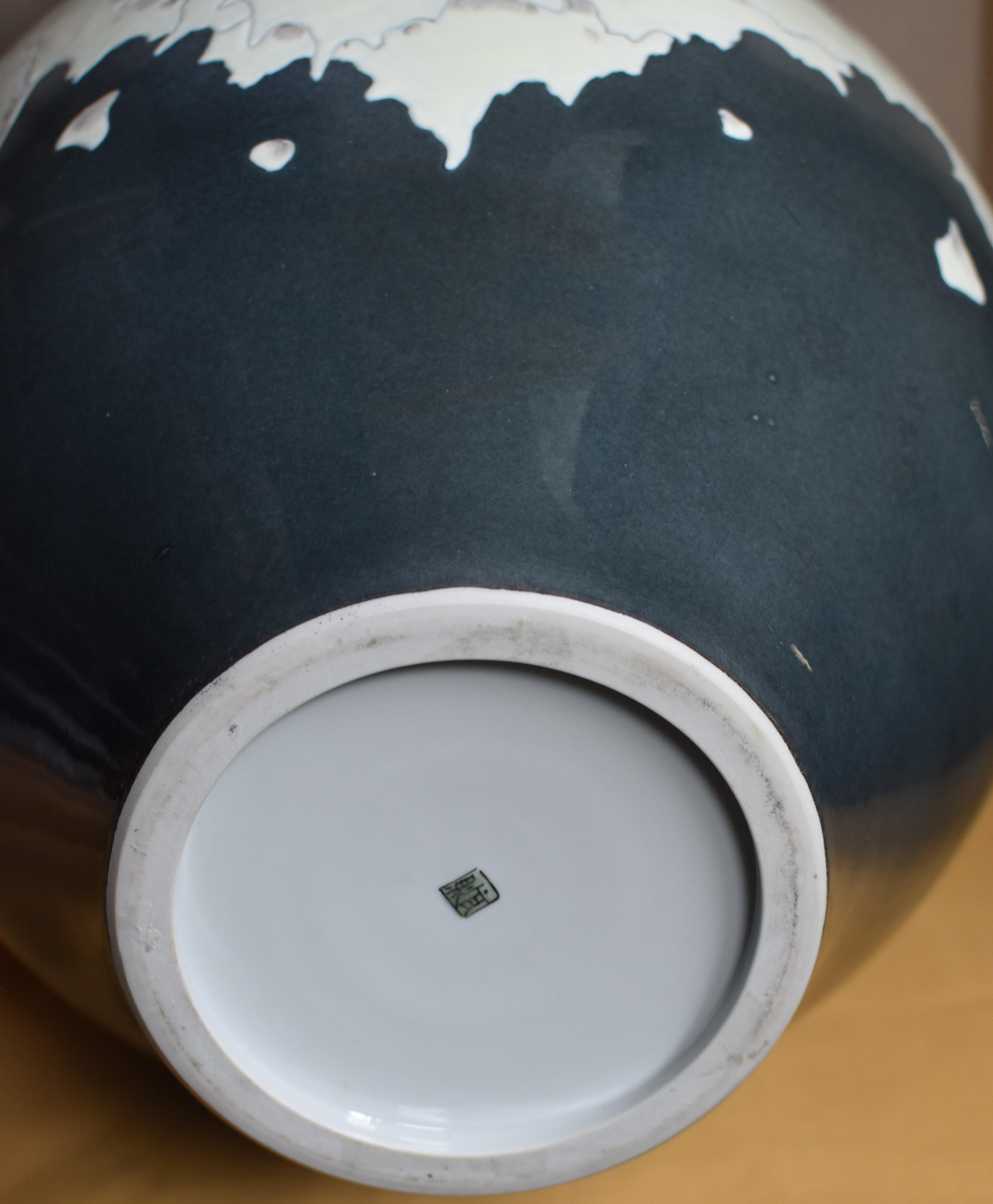 Peint à la main Vase contemporain en porcelaine japonaise crème noir blanc par Masterly Artist en vente