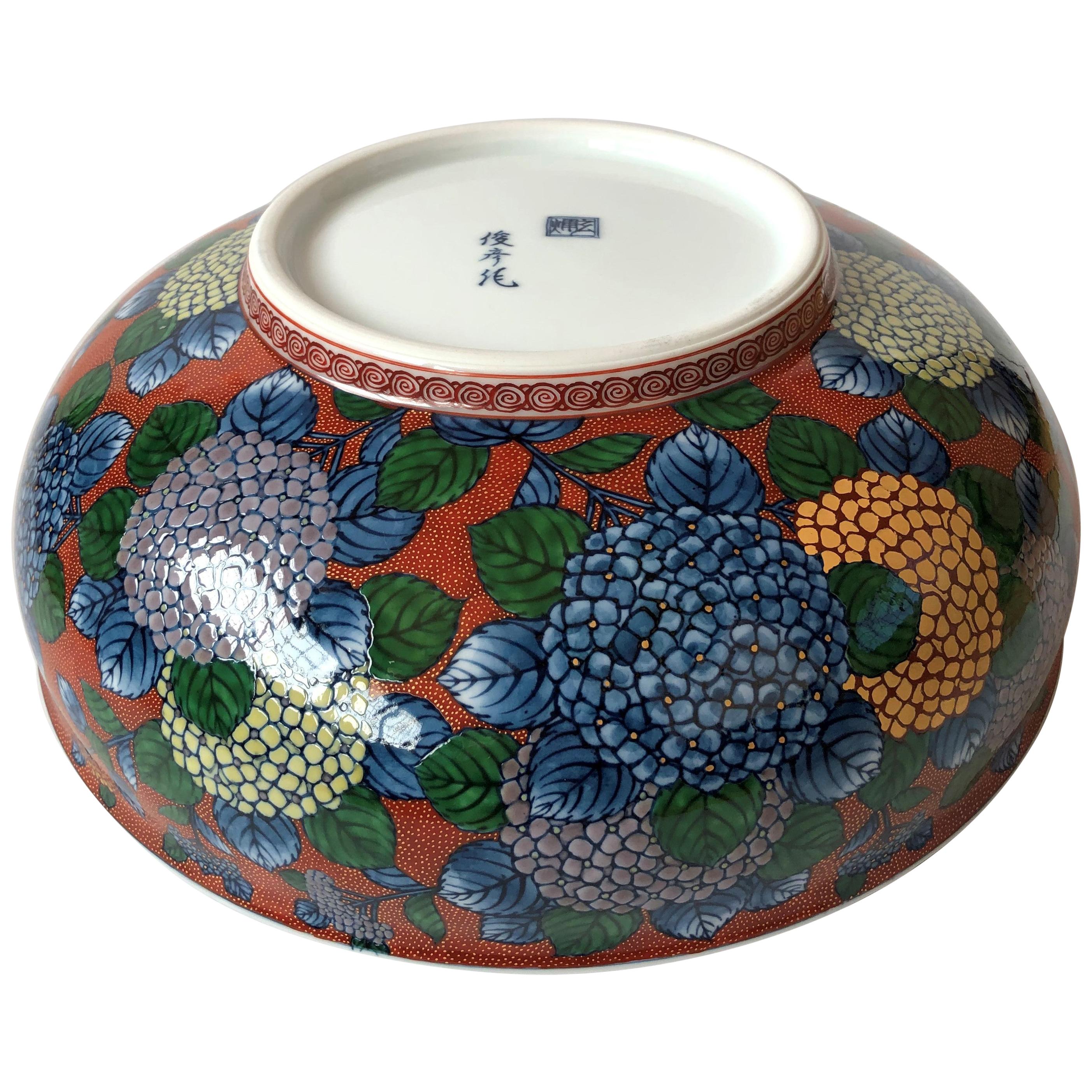 Exceptional Japanese contemporary museum-quality gilded decorative porcelain bowl, intricately hand painted on an elegantly shaped body in red and blue, a signed masterpiece by second-generation master porcelain artist of the Imari-Arita region of