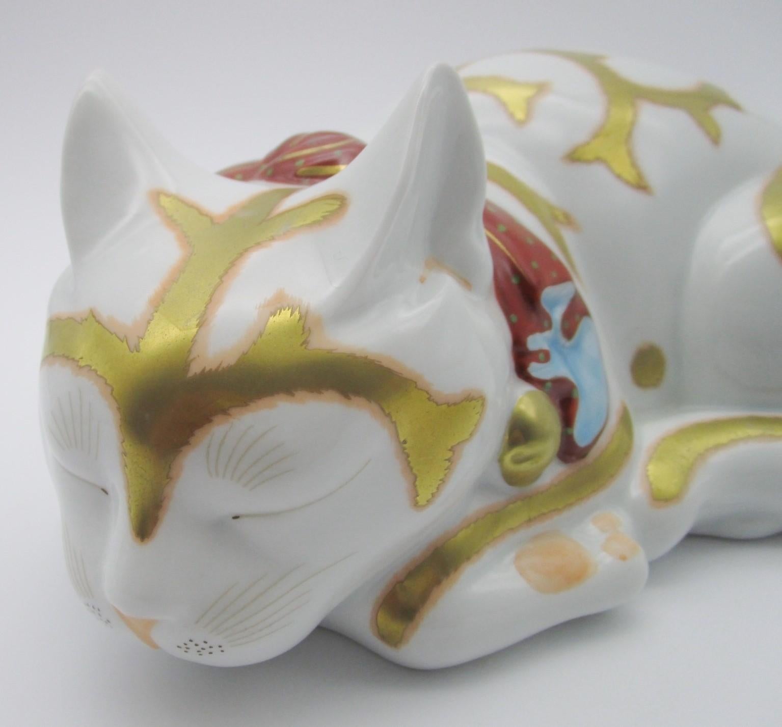 Contemporary Japanese Gilded Porcelain Sleeping Cat In New Condition In Takarazuka, JP