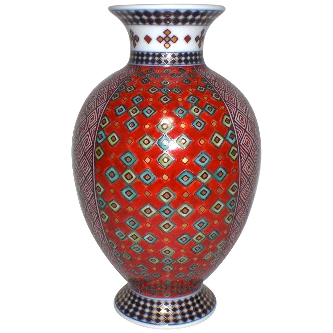 Peint à la main Vase japonais contemporain en porcelaine rouge, bleue et dorée par un maître artiste en vente