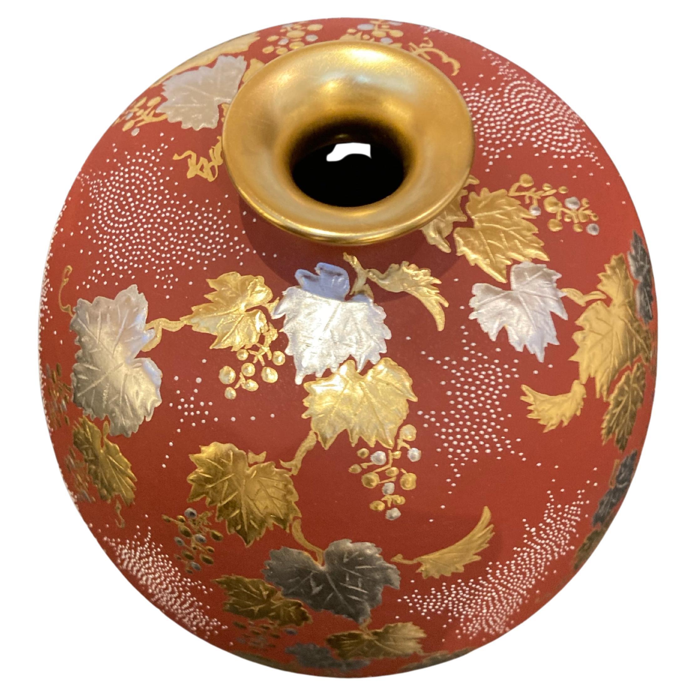 Exquisite contemporary Japanese collectible Kutani porcelain vase, stunningly hand painted with white raised 