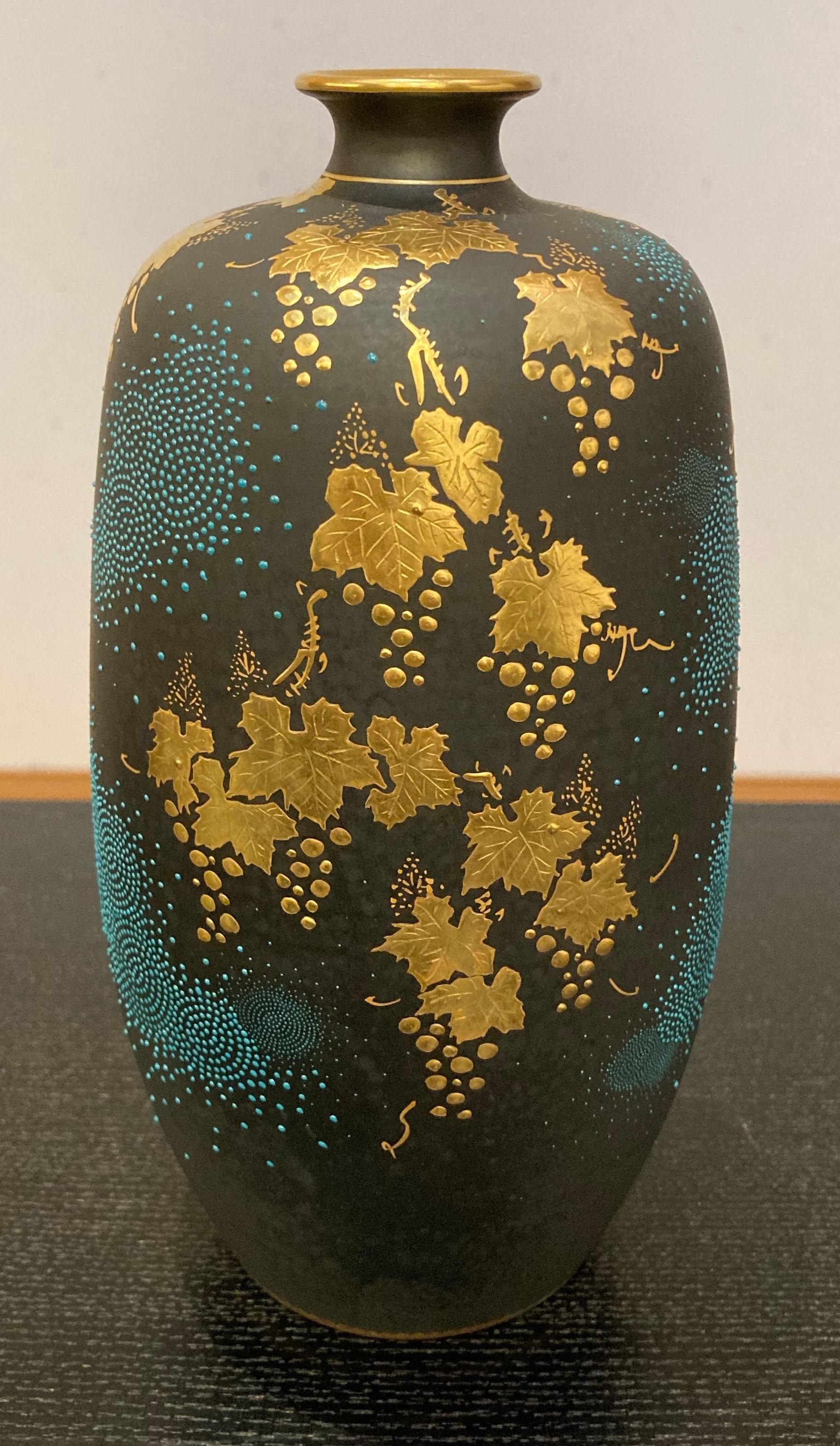 Contemporary Japanese Gold Platinum Red Porcelain Vase by Master Artist In New Condition In Takarazuka, JP