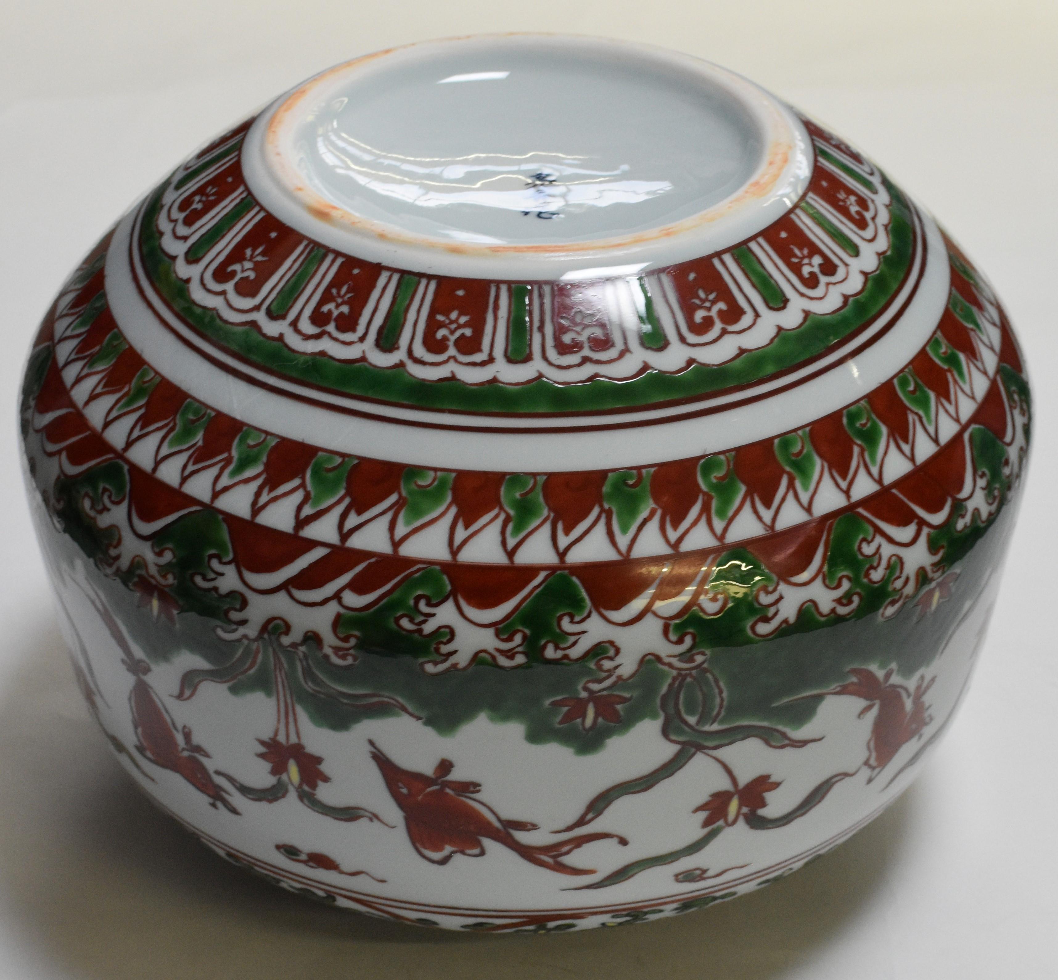 Zeitgenössische japanische Vase aus grünem, weißem und rotem Porzellan von Meisterkünstler (Handbemalt)
