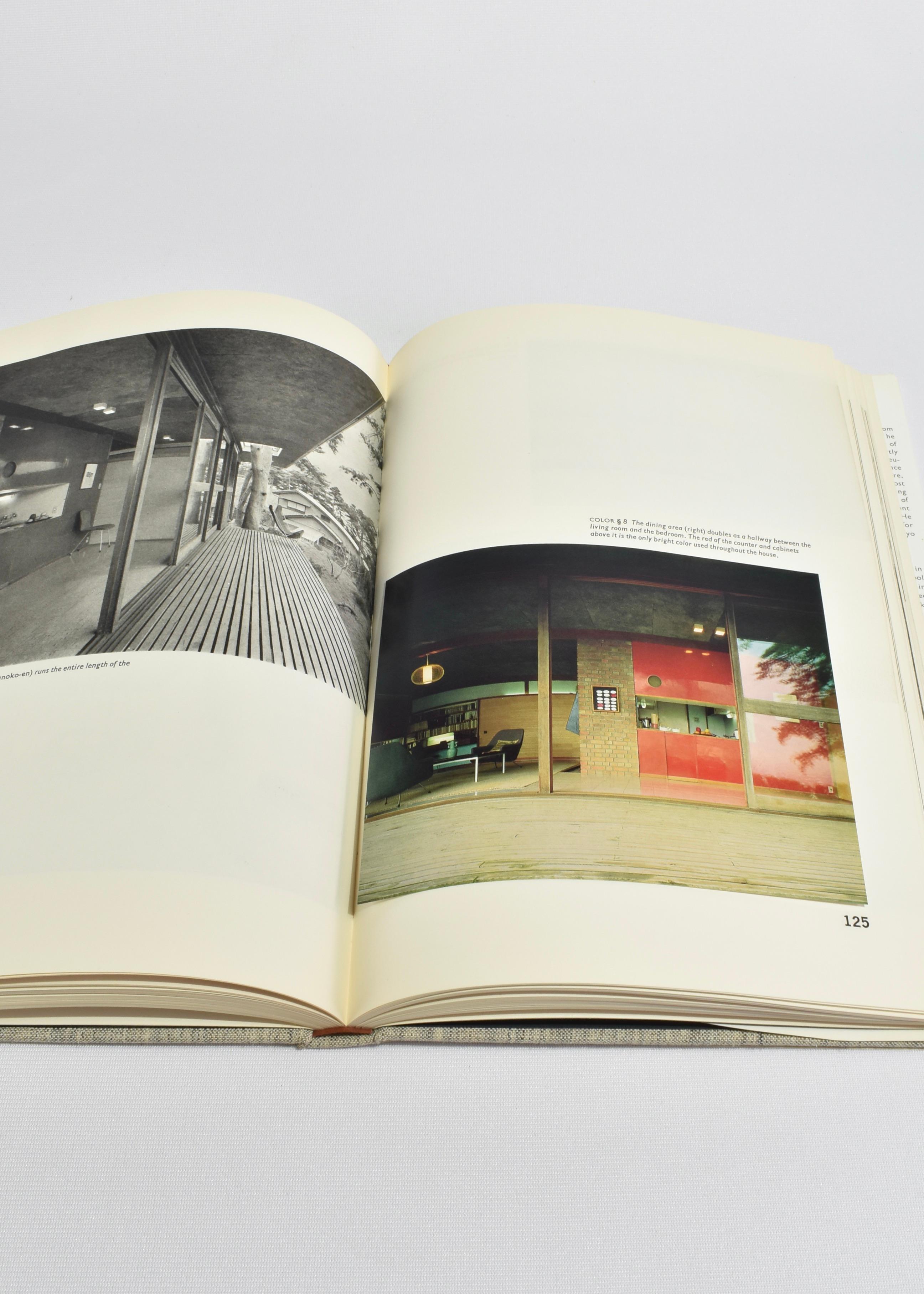 Un libro da tavolo cartonato che esplora il mondo innovativo e sereno dell'architettura domestica giapponese. Di Kiyoshi Seike e Charles S. Terry, pubblicato nel 1969. Prima edizione, 200 pagine. 

