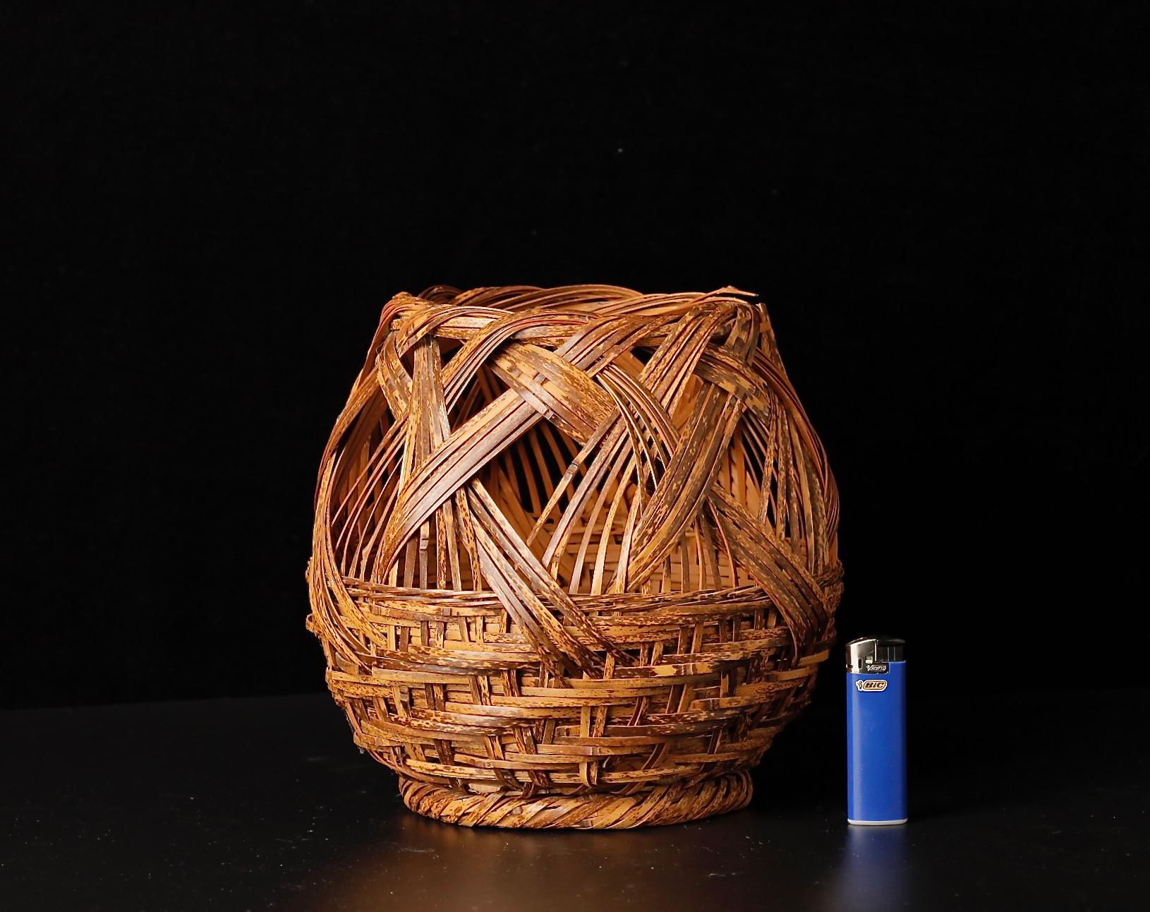 Japanese Ikebana Bamboo Basket Contemporary design
Size : W 23.5cm x23.5cm H.23cm ( W.9.3inch x 9.3inch x H.9 inch )
Weight : 280gr (0.6lb)

good condition, with some minor abrasions as you see in photos

International Buyers – Please Note:
·Import