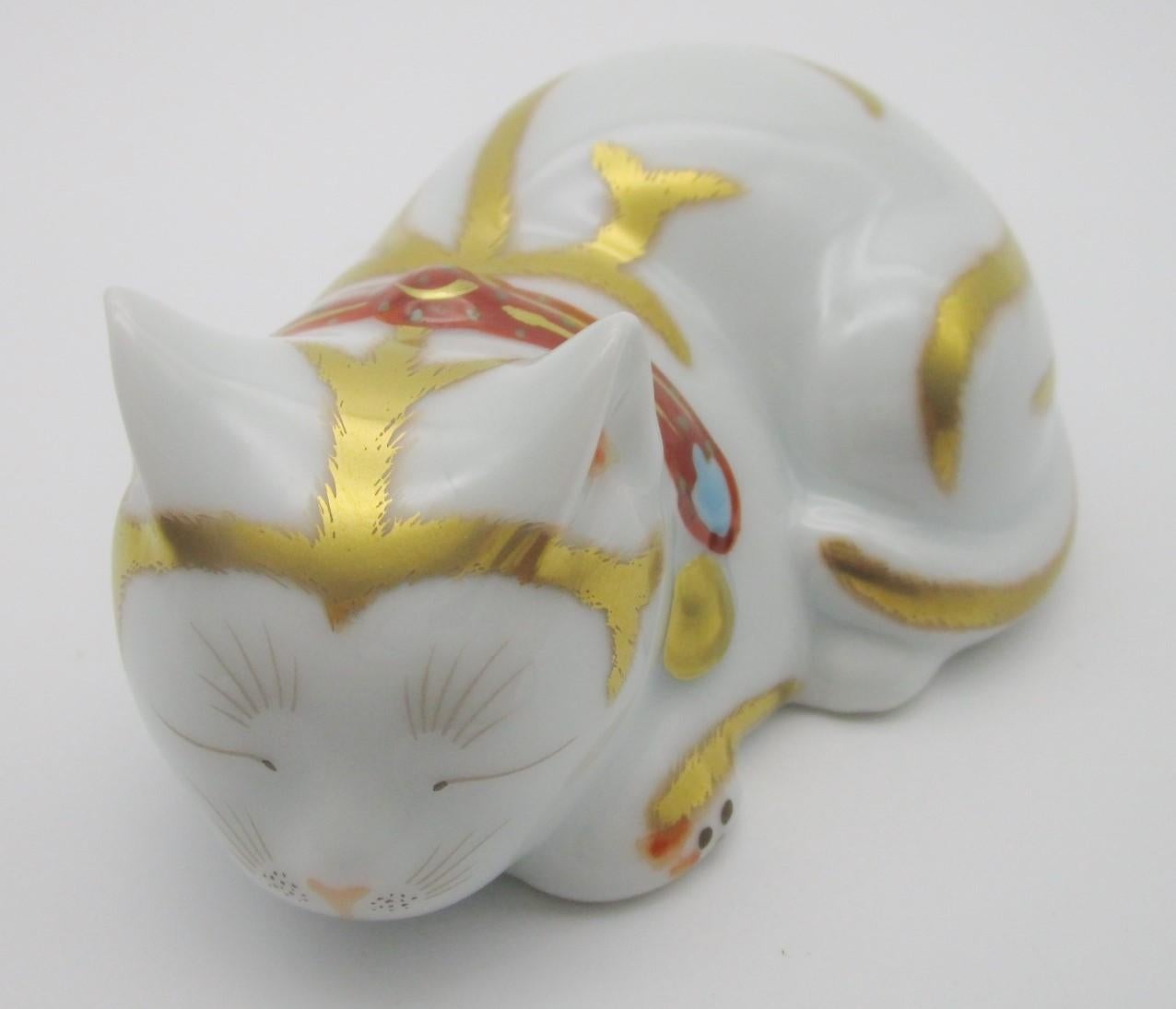 Contemporary Japanese Imari Gilded Porcelain Sleeping Cat by Kisen Kiln In New Condition In Takarazuka, JP
