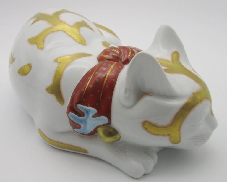 Contemporary Japanese Imari Gilded Porcelain Sleeping Cat For Sale at