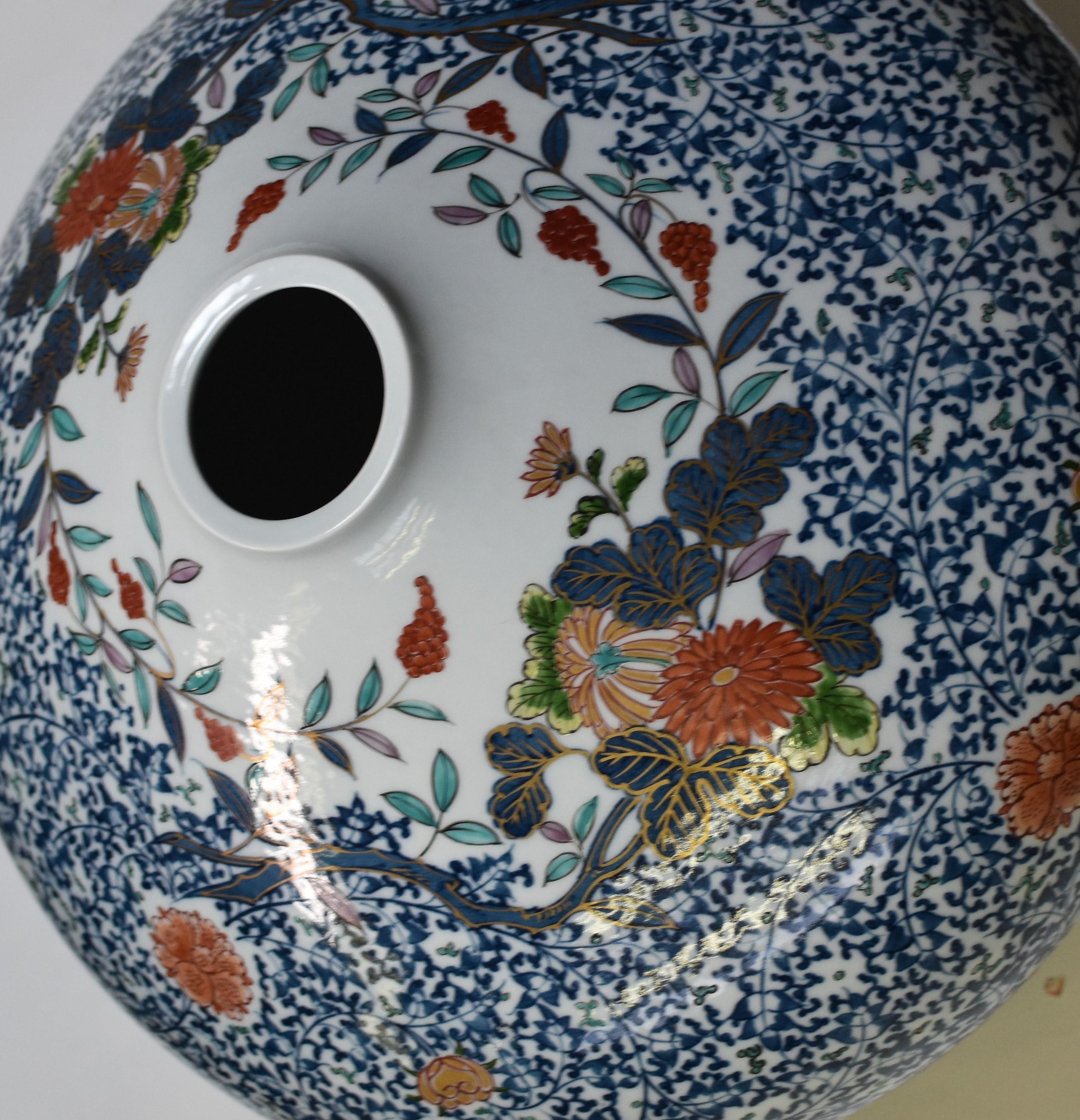 Außergewöhnliche große zeitgenössische japanische Imari-Porzellanvase, extrem aufwendig handbemalt mit dem charakteristischen Muster des Künstlers in lebhaftem Rot und Grün, kobaltblaue Unterglasur auf einem atemberaubend geformten großen runden