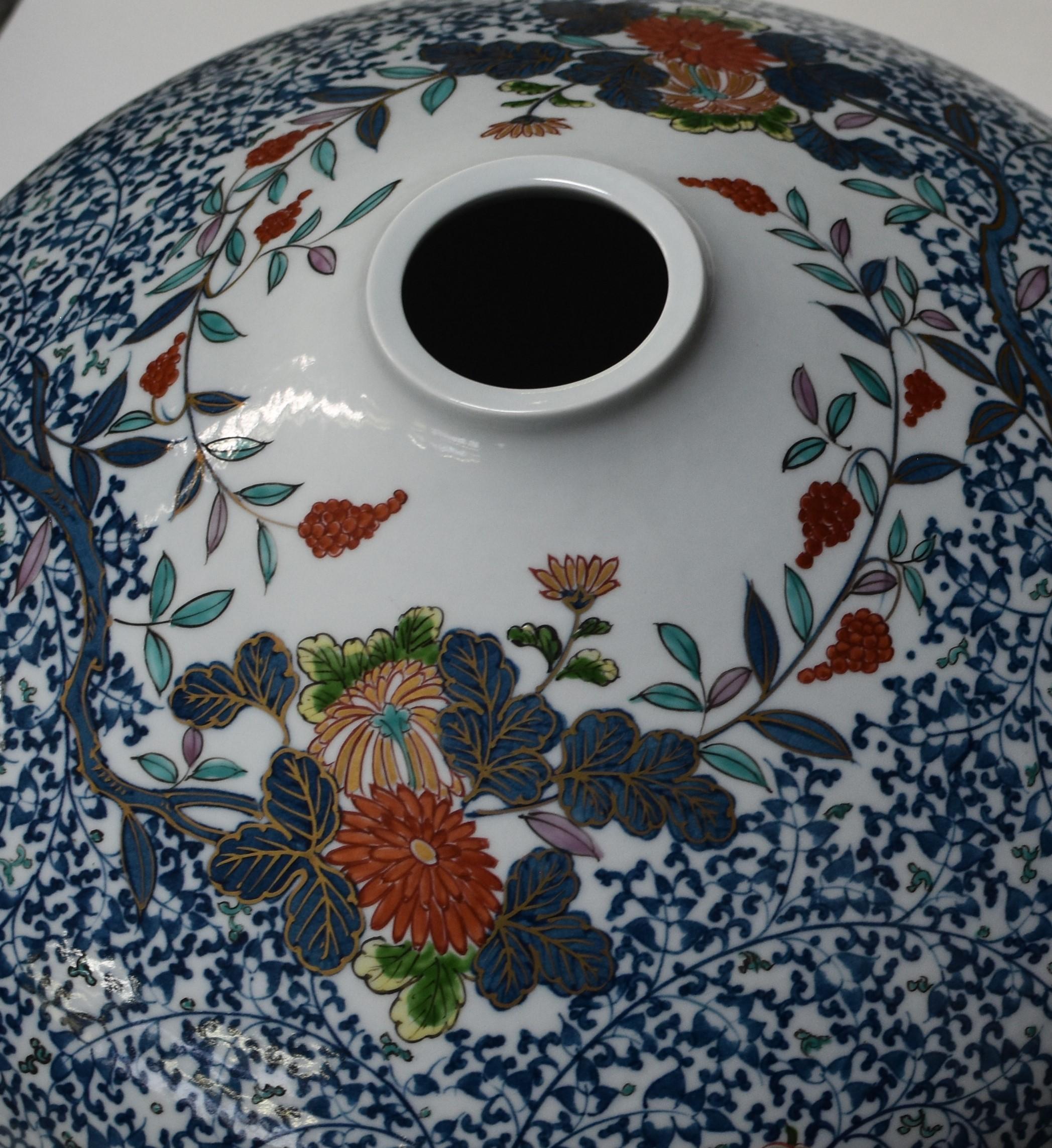 Hand-Crafted Contemporary Japanese Imari Red Blue Porcelain Vase by Master Artist For Sale