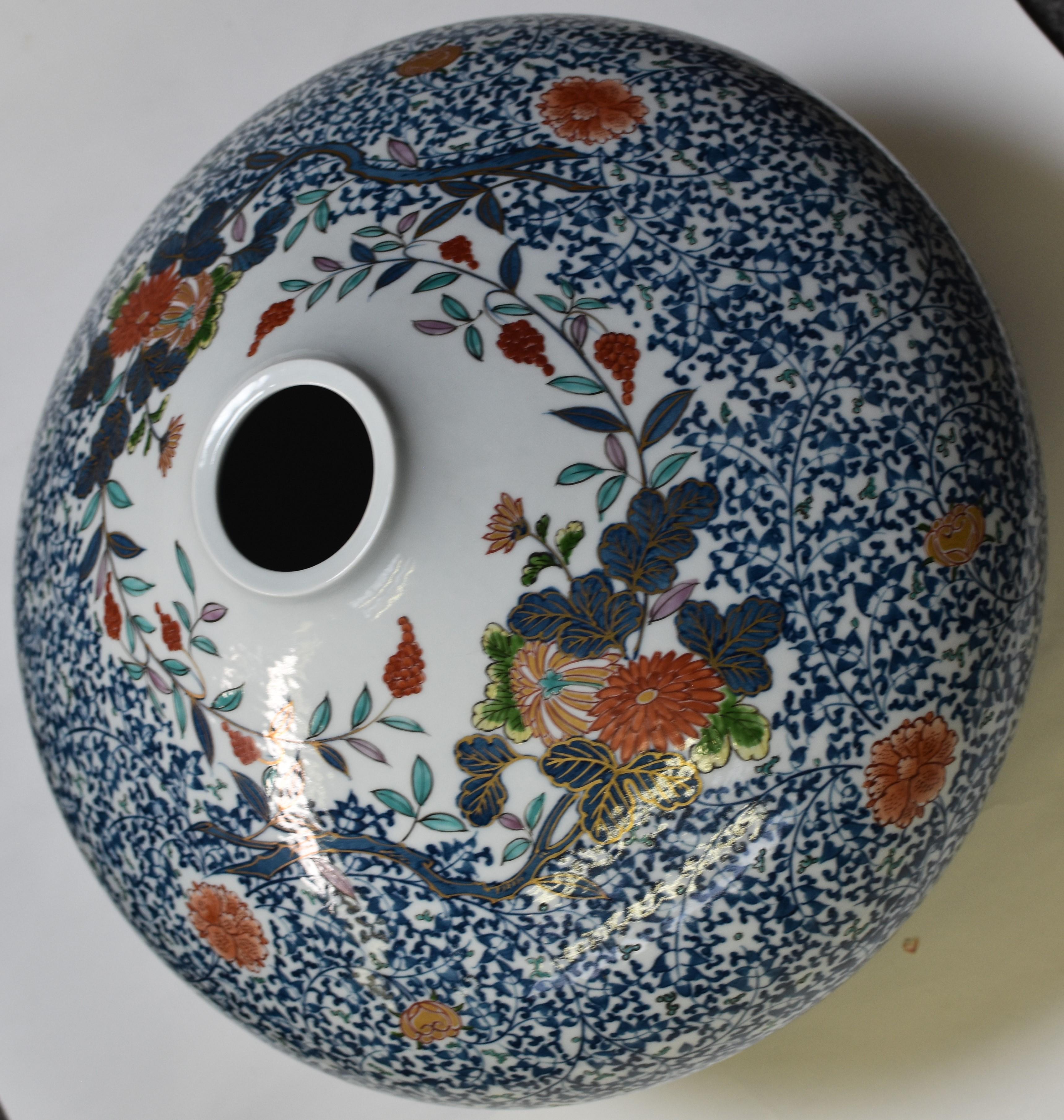 Zeitgenössische japanische Imari-Vase aus rot-blauem Porzellan von Meisterkünstler (Handgefertigt) im Angebot