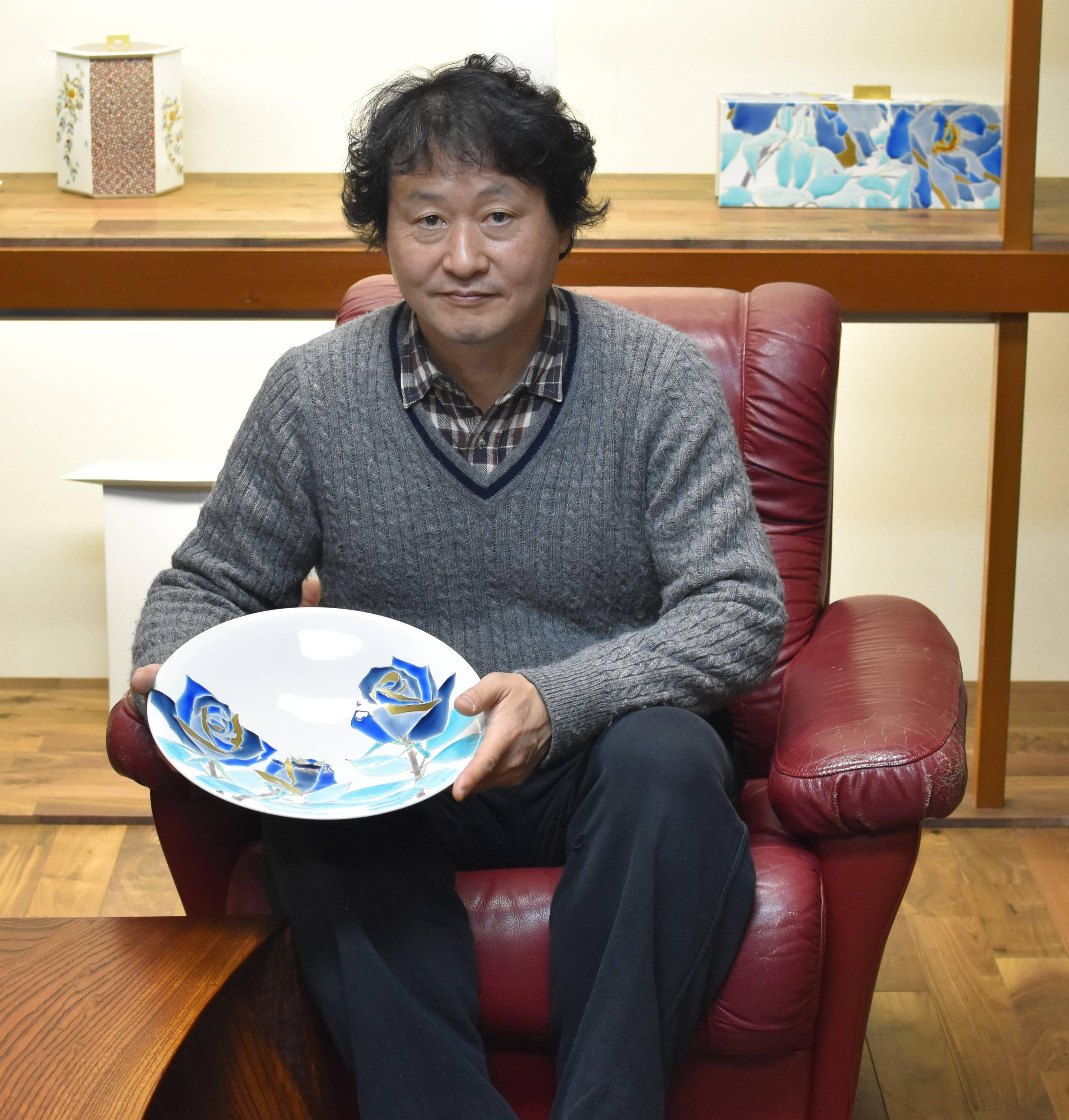 Contemporary Japanese Kutani Porcelain Vase by Taisei 9