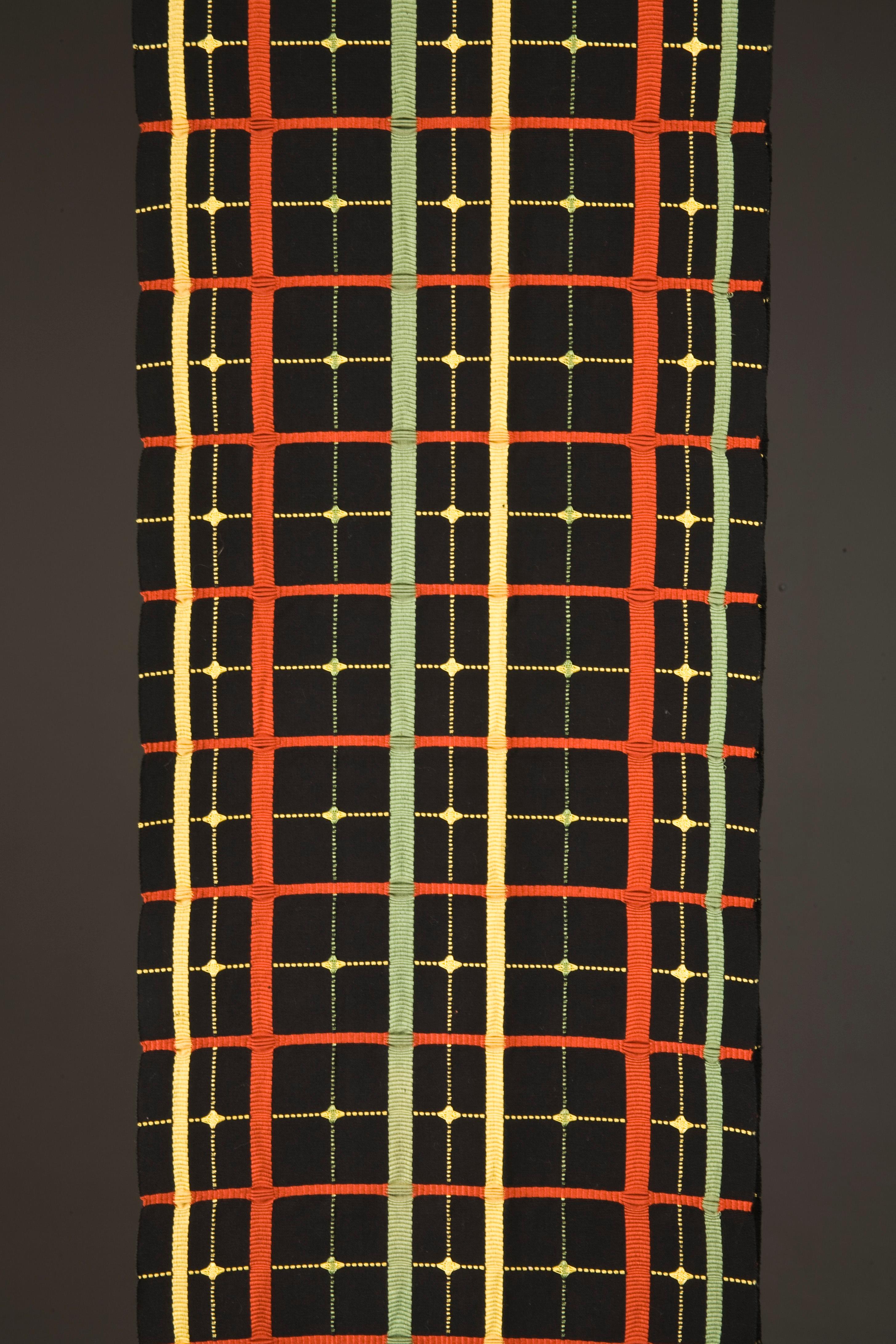 Obi japonais 
Technique de tressage de la soie japonaise Kumihimo
Forme d'art consistant à utiliser des bobines de fil, généralement de la soie, sur un métier à tisser spécialisé
Les dimensions globales de l'Obi sont de 12 pouces de large par 132