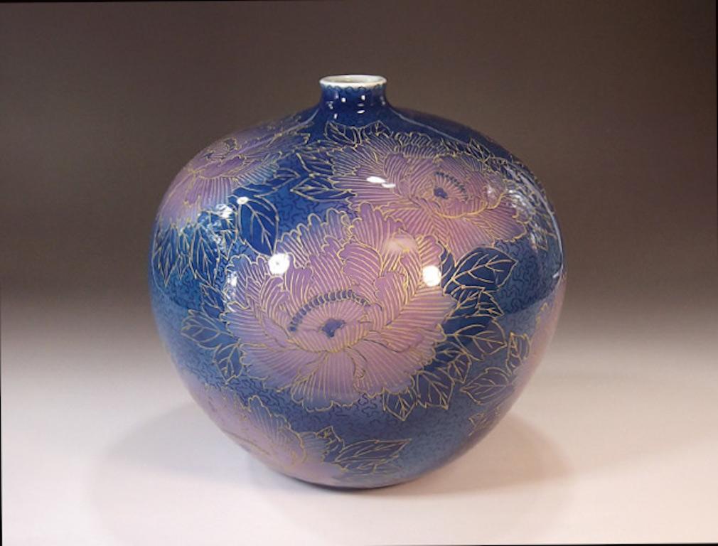 Vase contemporain en porcelaine décorative japonaise, doré de manière extrêmement complexe et peint à la main sur une porcelaine fine ovoïde de forme magnifique dans différentes nuances de bleu et de rose pour créer une surface transparente