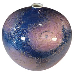 Vase japonais contemporain en porcelaine rose, bleu et or par un maître artiste, 2 pièces