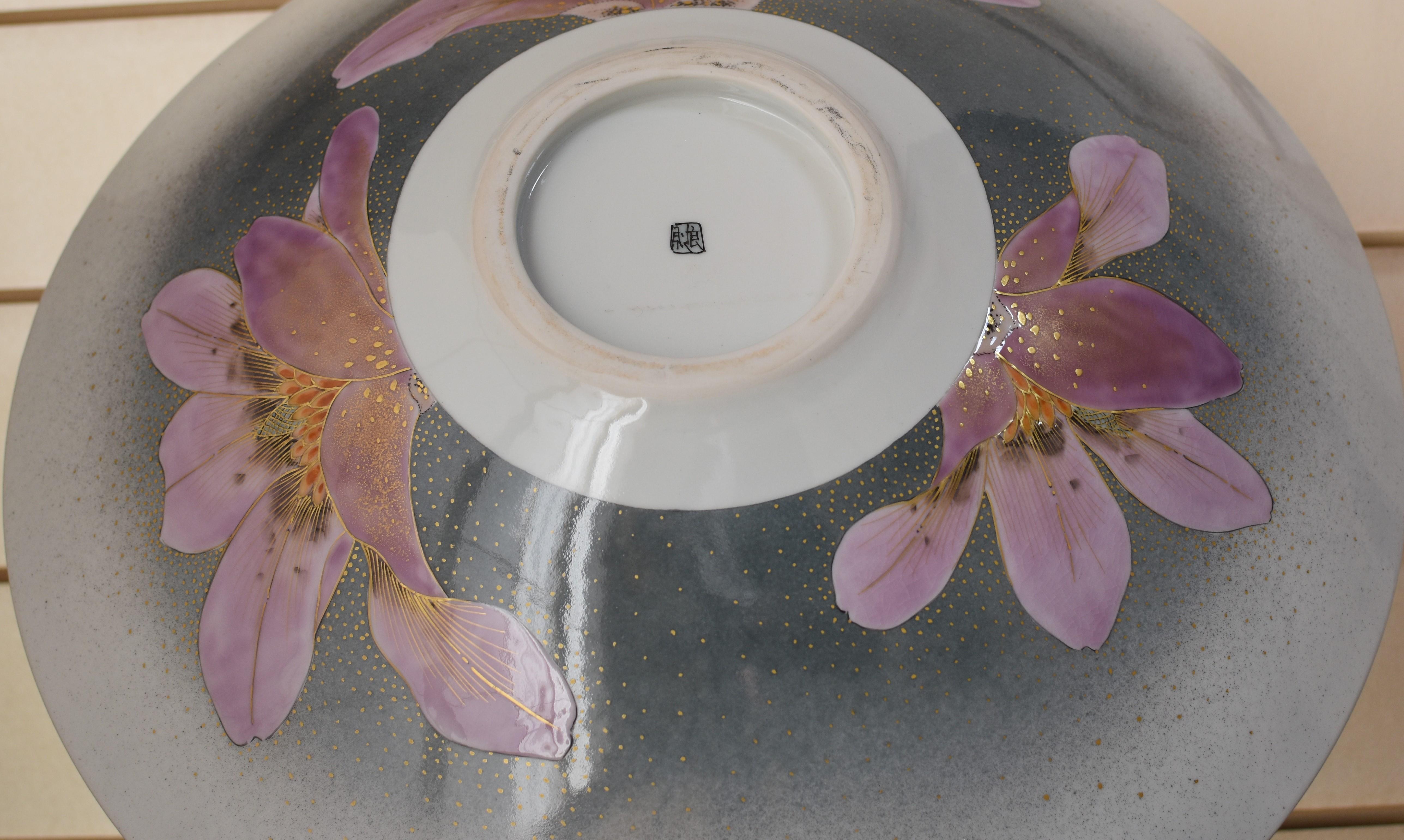 Contemporary Japanese Pink Gray Porcelain Charger von Masterly Artist (Handbemalt) im Angebot