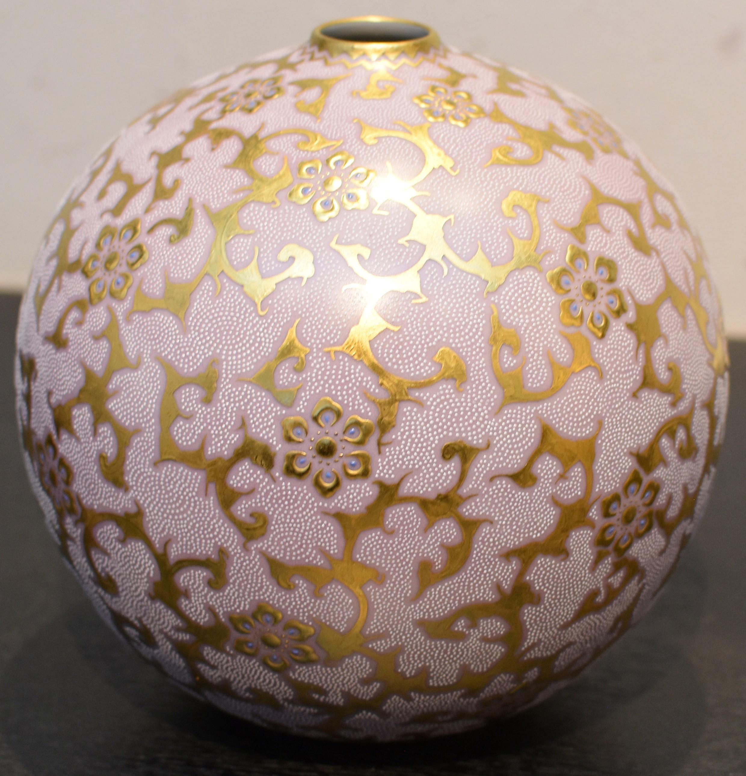 Contemporary Pink Pure Gold Porcelain Vase by Japanese Master Artist In New Condition In Takarazuka, JP