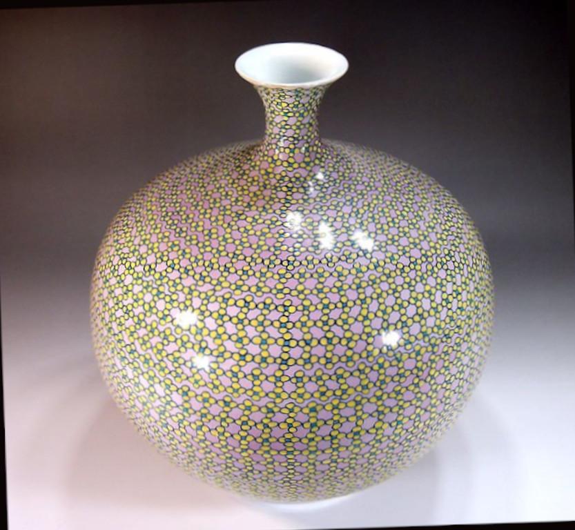 Zeitgenössische japanische rosa-gelb-blaue Porzellanvase des Meisterkünstlers (Japanisch) im Angebot