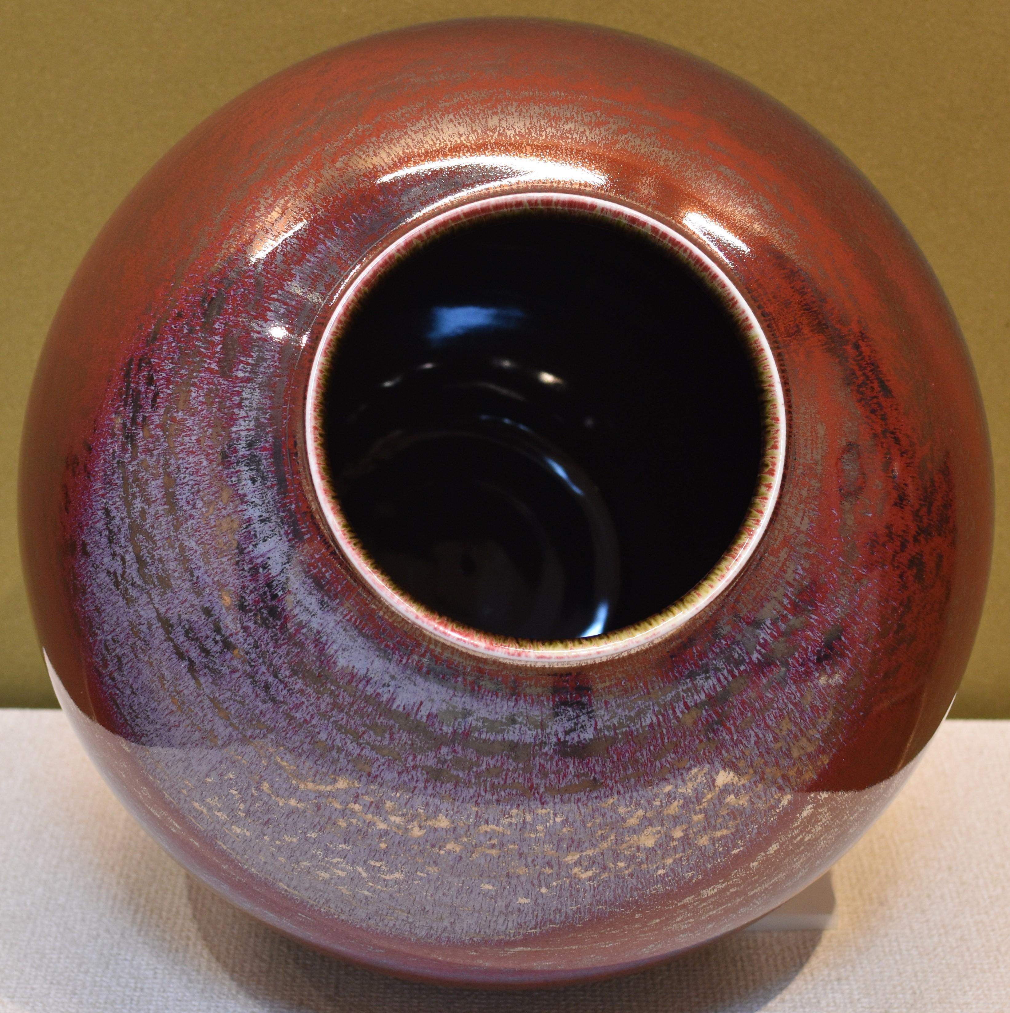 Japanese Contemporary Red Gold Blue Hand-Glazed Porcelain Vase by Master Artist In New Condition For Sale In Takarazuka, JP