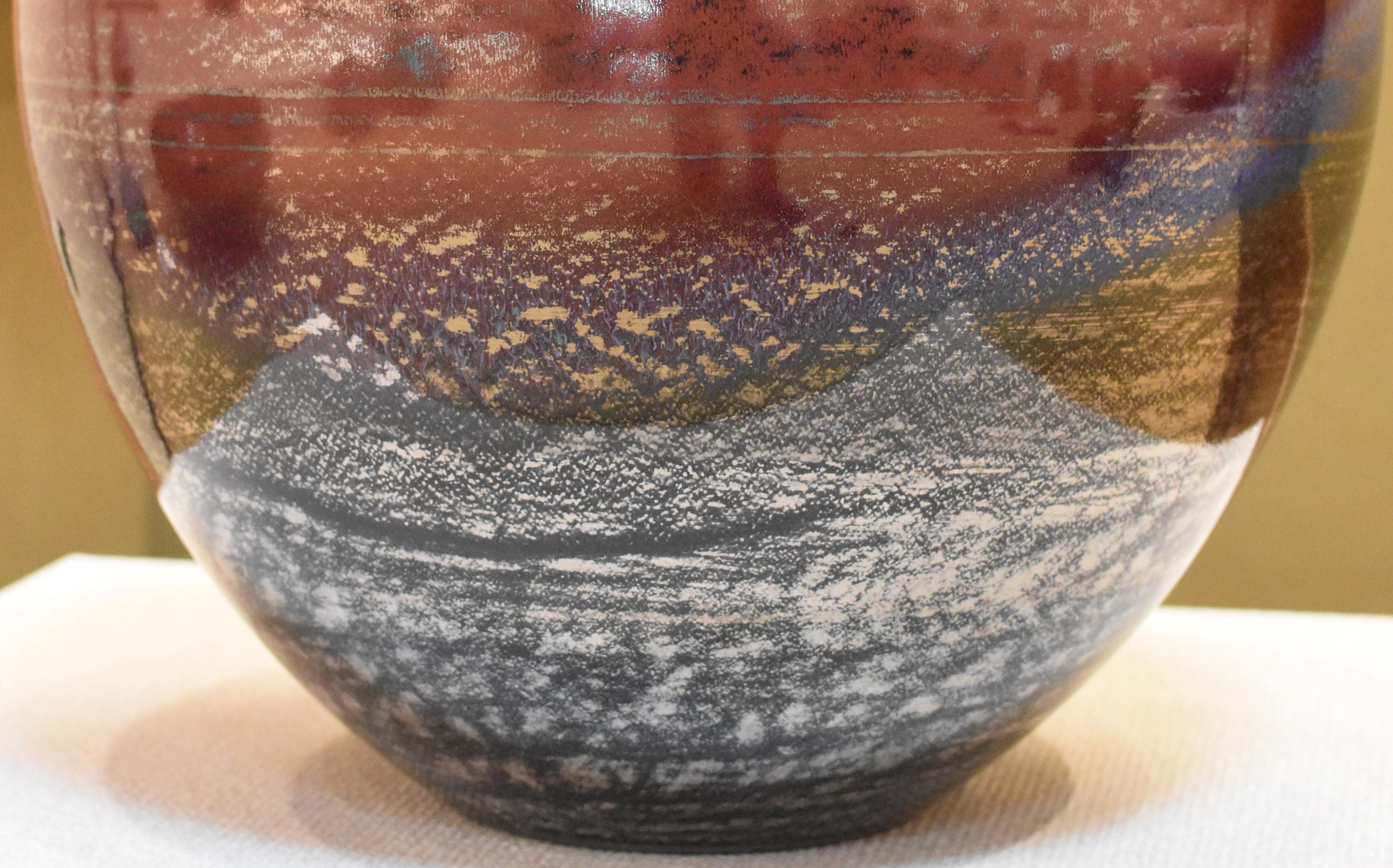 Hervorragende Vase aus japanischem zeitgenössischem handglasiertem Porzellan in Museumsqualität, ein preisgekröntes Ausstellungsstück in Eisenrot, Schwarz und Violett von einem weithin bewunderten, hochgelobten Meisterkünstler. Der Künstler
