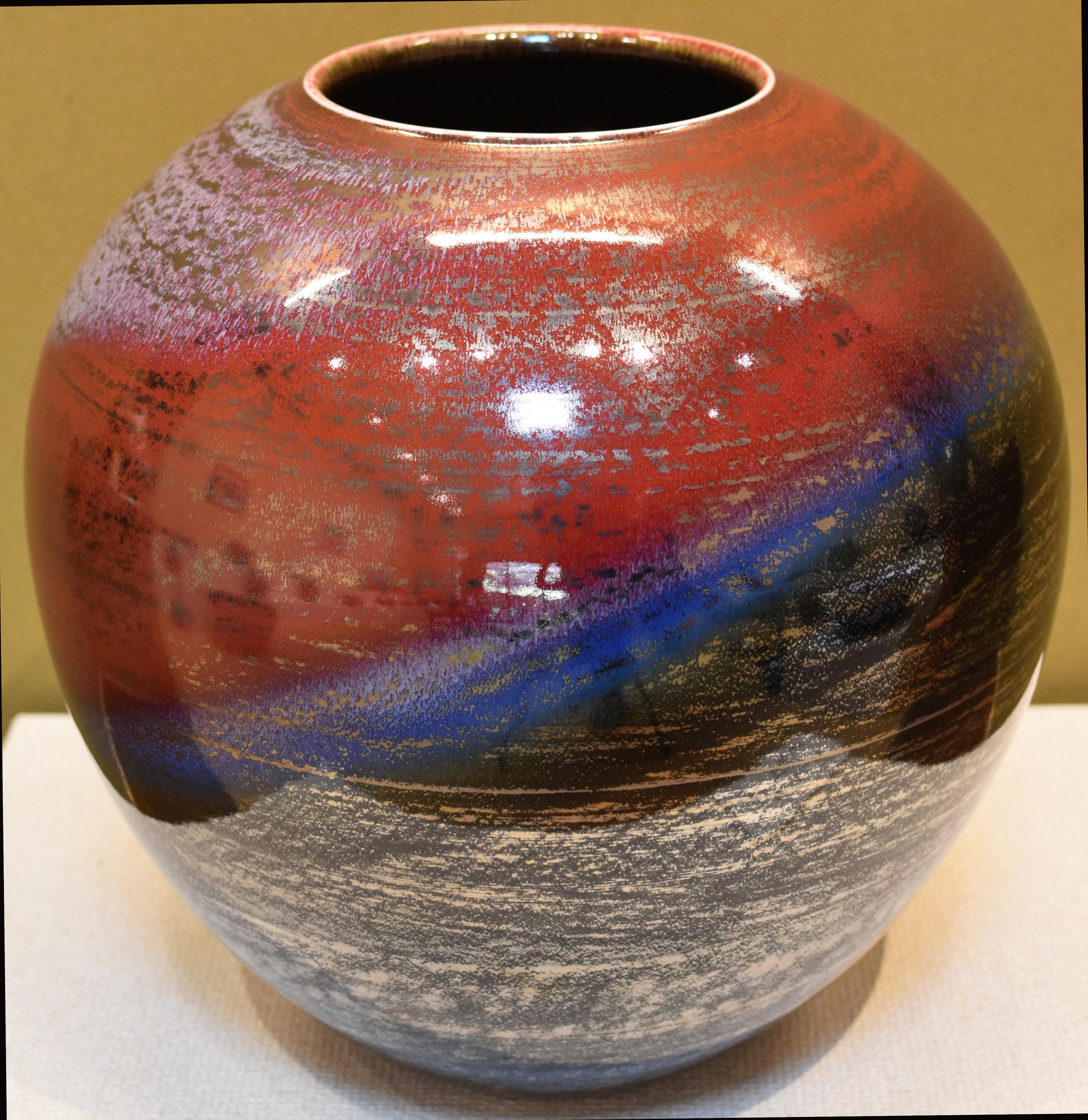 Japanese Contemporary Red Gold Blue Hand-Glazed Porcelain Vase by Master Artist For Sale 1