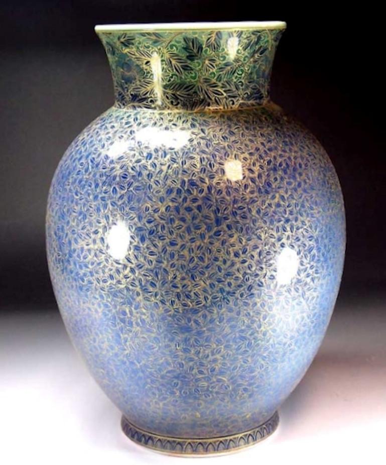 Contemporary Japanese Gold Red Green Blue Porcelain Vase by Master Artist In New Condition For Sale In Takarazuka, JP