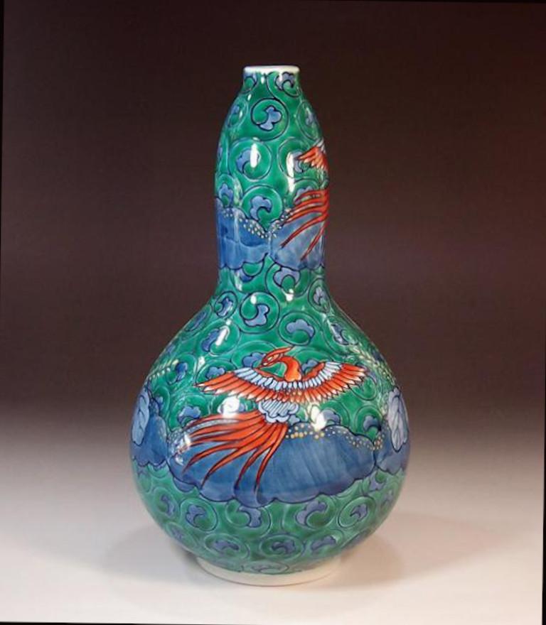 Japonais Vase japonais contemporain en porcelaine rouge, bleu et rose peint à la main par un maître artiste en vente