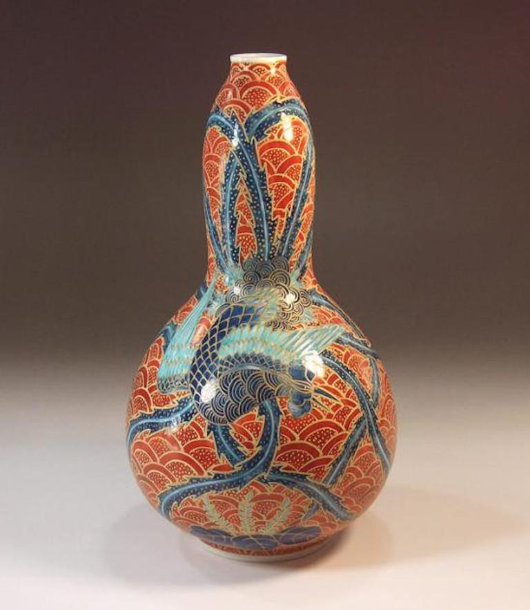 Peint à la main Vase japonais contemporain en porcelaine rouge, bleu et rose peint à la main par un maître artiste en vente