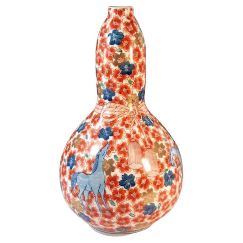 Zeitgenössische japanische rote, blaue und rosa handbemalte Porzellanvase von Meisterkünstler