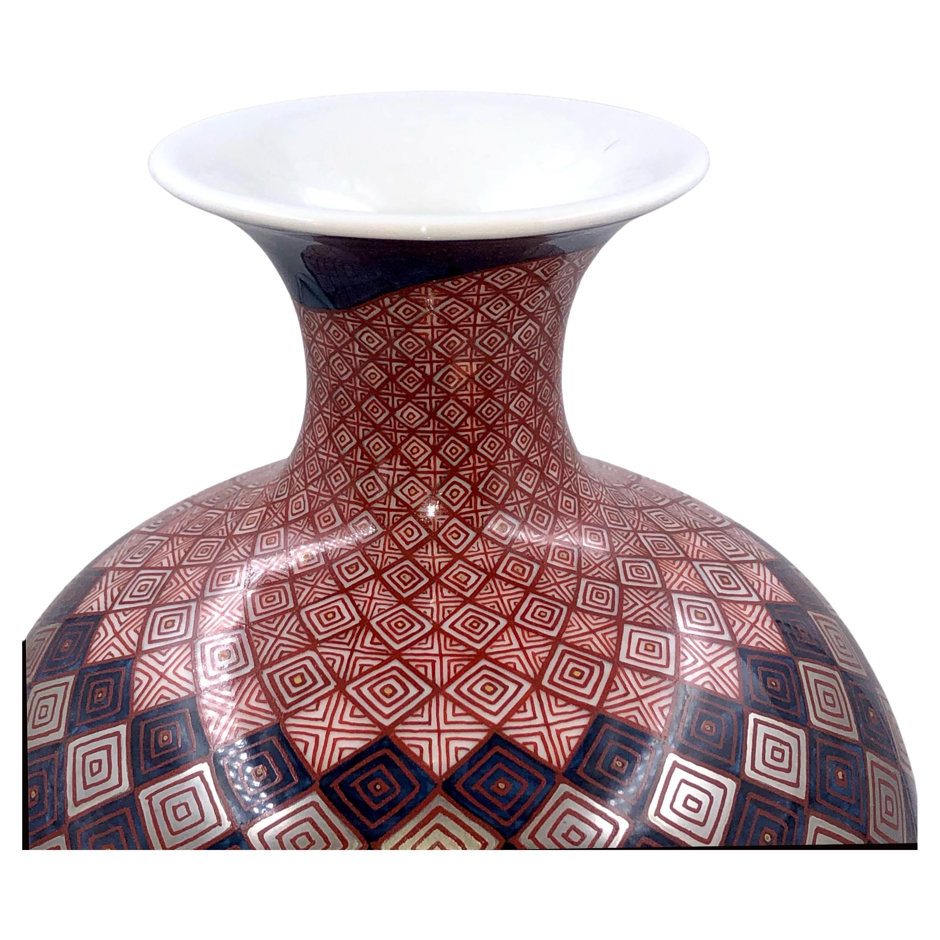 Jarrón Japonés de Porcelana Rojo Azul Platino del Maestro Artista, 4 Meiji en venta